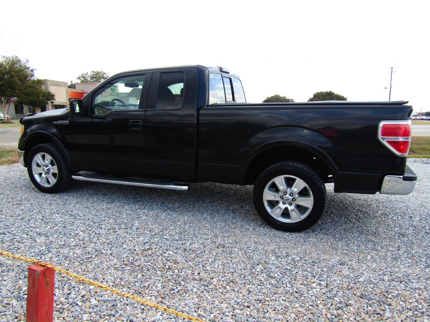 2010 Black /Gray Ford F-150 Lariat SuperCab 6.5-ft. Bed 2WD (1FTFX1CV1AF) with an 5.4L V8 SOHC 24V FFV engine, Automatic transmission, located at 15016 S Hwy 231, Midland City, AL, 36350, (334) 983-3001, 31.306210, -85.495277 - Photo#5