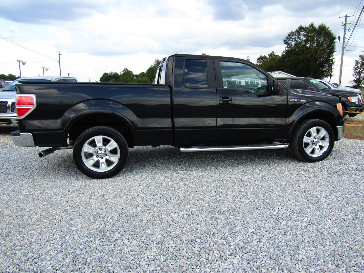 2010 Black /Gray Ford F-150 Lariat SuperCab 6.5-ft. Bed 2WD (1FTFX1CV1AF) with an 5.4L V8 SOHC 24V FFV engine, Automatic transmission, located at 15016 S Hwy 231, Midland City, AL, 36350, (334) 983-3001, 31.306210, -85.495277 - Photo#7