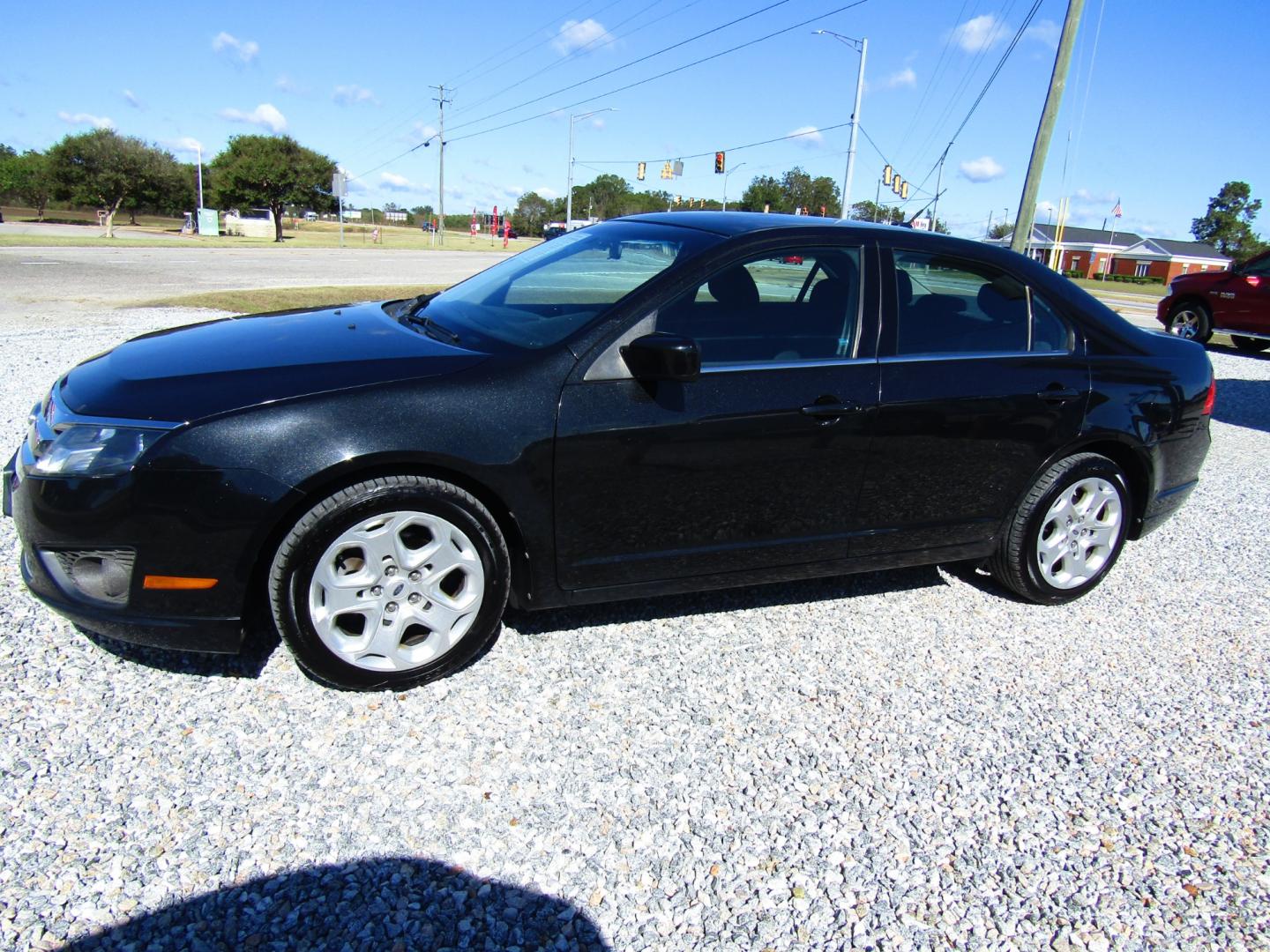 2011 Black /Black Ford Fusion I4 SE (3FAHP0HA2BR) with an 2.5L L4 DOHC 16V engine, Automatic transmission, located at 15016 S Hwy 231, Midland City, AL, 36350, (334) 983-3001, 31.306210, -85.495277 - Photo#2