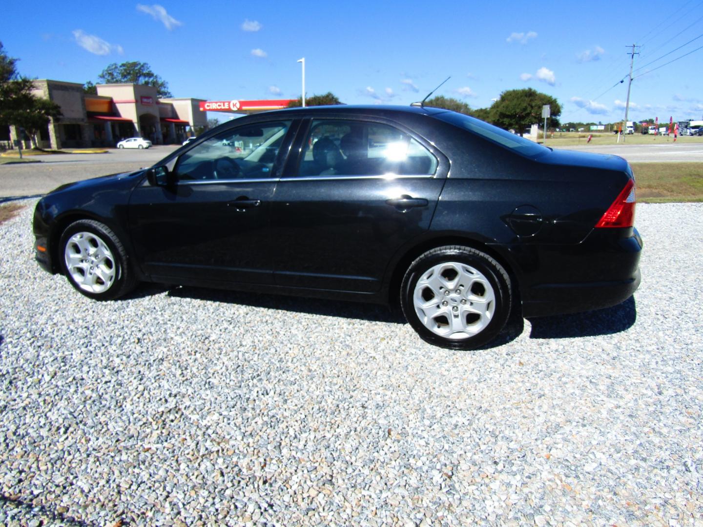 2011 Black /Black Ford Fusion I4 SE (3FAHP0HA2BR) with an 2.5L L4 DOHC 16V engine, Automatic transmission, located at 15016 S Hwy 231, Midland City, AL, 36350, (334) 983-3001, 31.306210, -85.495277 - Photo#5