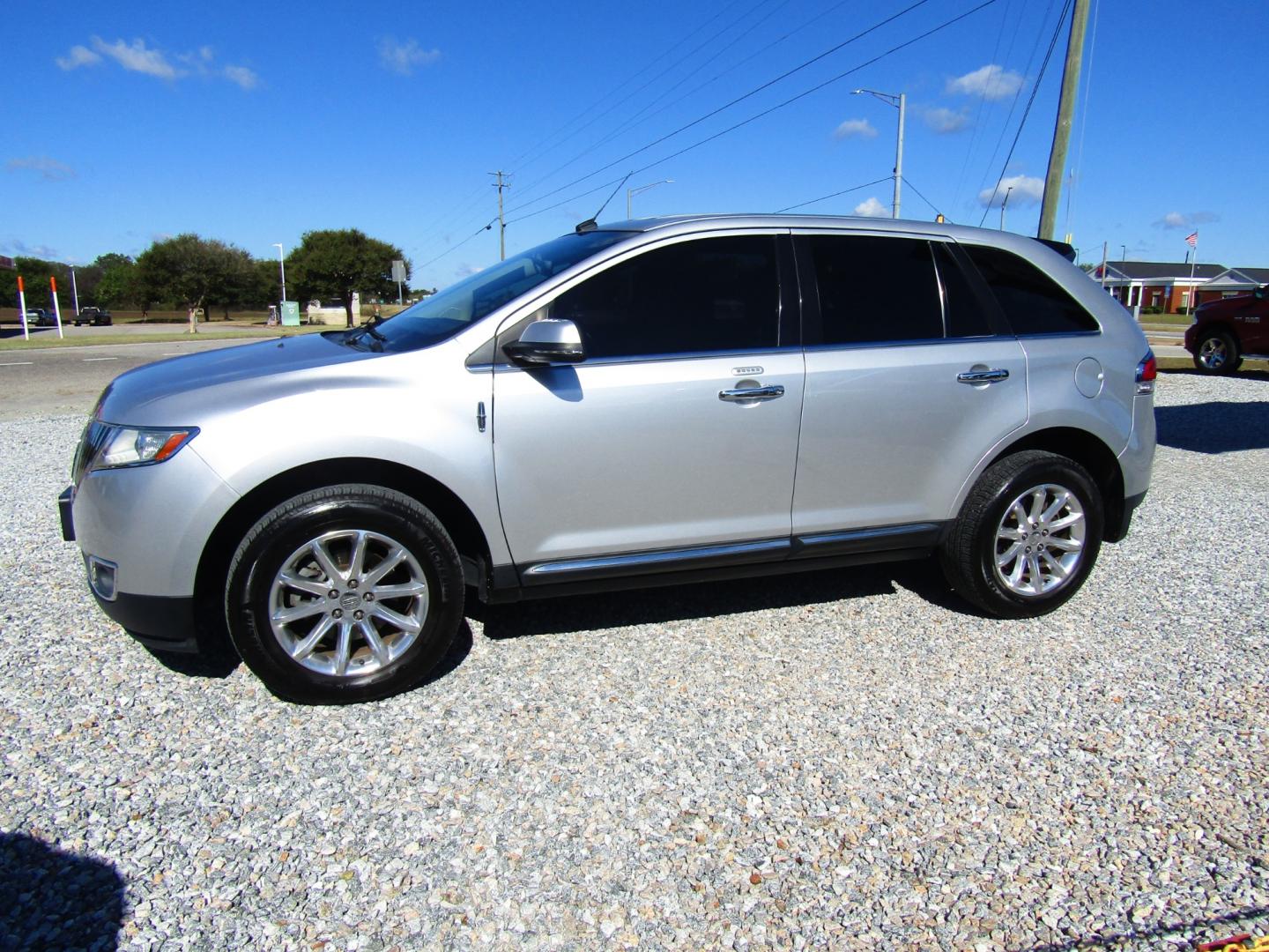 2014 Silver /Black Lincoln MKX FWD (2LMDJ6JK9EB) with an 3.7L V6 DOHC 24V engine, Automatic transmission, located at 15016 S Hwy 231, Midland City, AL, 36350, (334) 983-3001, 31.306210, -85.495277 - Photo#2