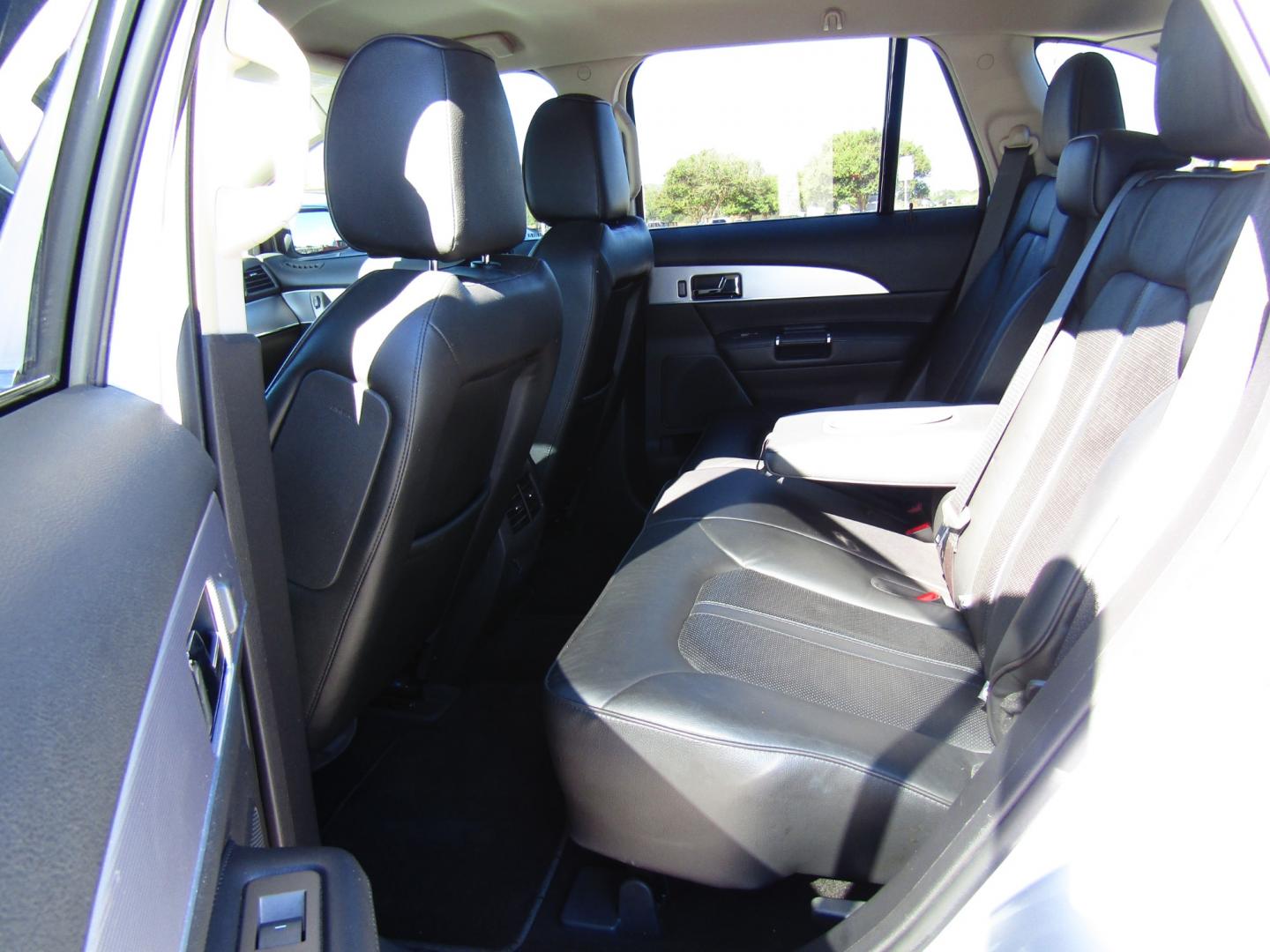 2014 Silver /Black Lincoln MKX FWD (2LMDJ6JK9EB) with an 3.7L V6 DOHC 24V engine, Automatic transmission, located at 15016 S Hwy 231, Midland City, AL, 36350, (334) 983-3001, 31.306210, -85.495277 - Photo#4