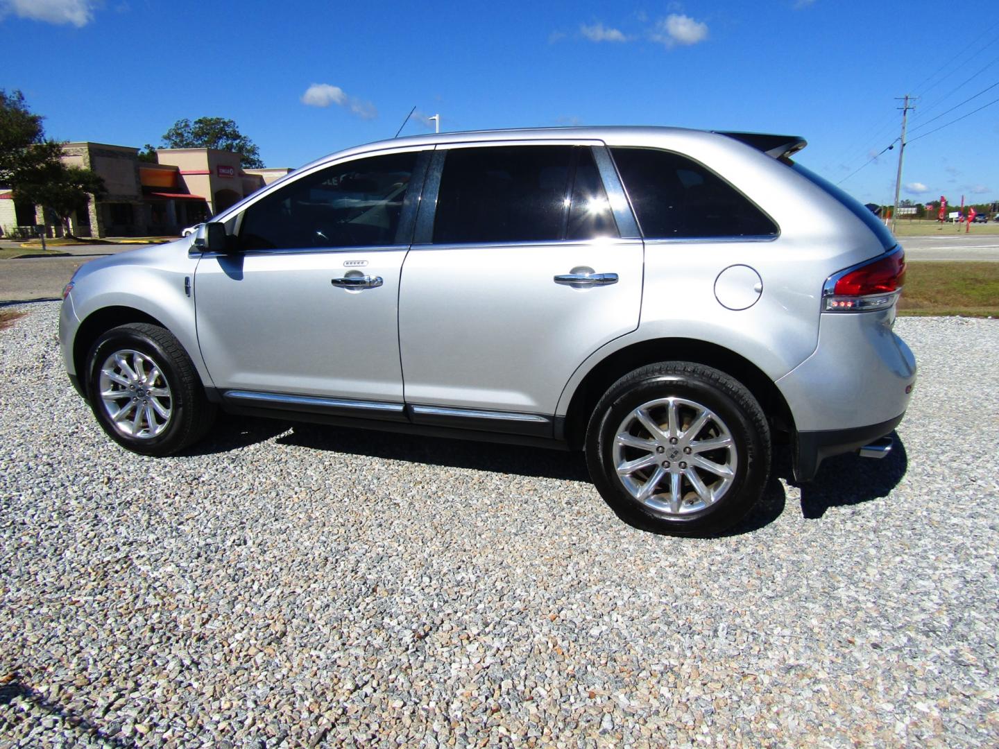 2014 Silver /Black Lincoln MKX FWD (2LMDJ6JK9EB) with an 3.7L V6 DOHC 24V engine, Automatic transmission, located at 15016 S Hwy 231, Midland City, AL, 36350, (334) 983-3001, 31.306210, -85.495277 - Photo#5