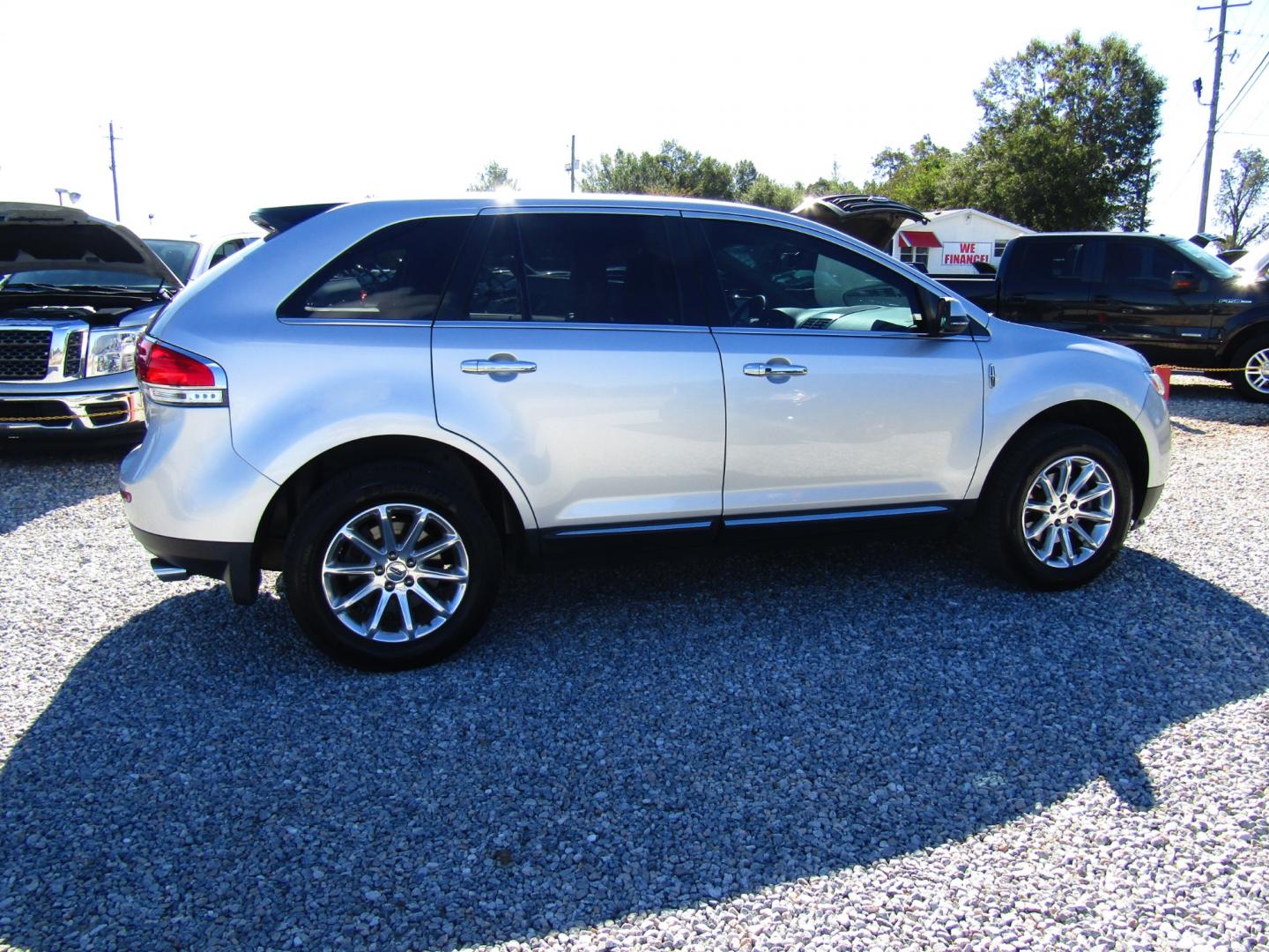 2014 Silver /Black Lincoln MKX FWD (2LMDJ6JK9EB) with an 3.7L V6 DOHC 24V engine, Automatic transmission, located at 15016 S Hwy 231, Midland City, AL, 36350, (334) 983-3001, 31.306210, -85.495277 - Photo#7