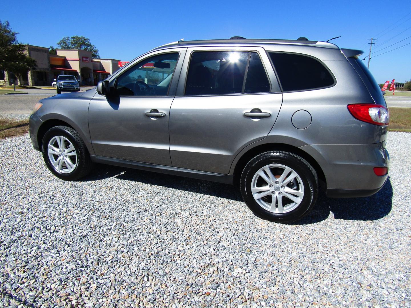 2011 Gray /Gray Hyundai Santa Fe SE 3.5 FWD (5XYZH4AG7BG) with an 3.5L V6 DOHC 24V engine, Automatic transmission, located at 15016 S Hwy 231, Midland City, AL, 36350, (334) 983-3001, 31.306210, -85.495277 - Photo#5