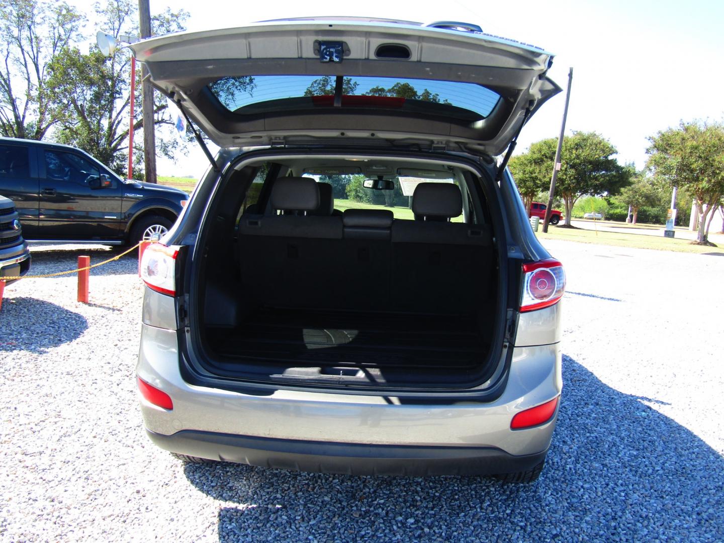 2011 Gray /Gray Hyundai Santa Fe SE 3.5 FWD (5XYZH4AG7BG) with an 3.5L V6 DOHC 24V engine, Automatic transmission, located at 15016 S Hwy 231, Midland City, AL, 36350, (334) 983-3001, 31.306210, -85.495277 - Photo#7