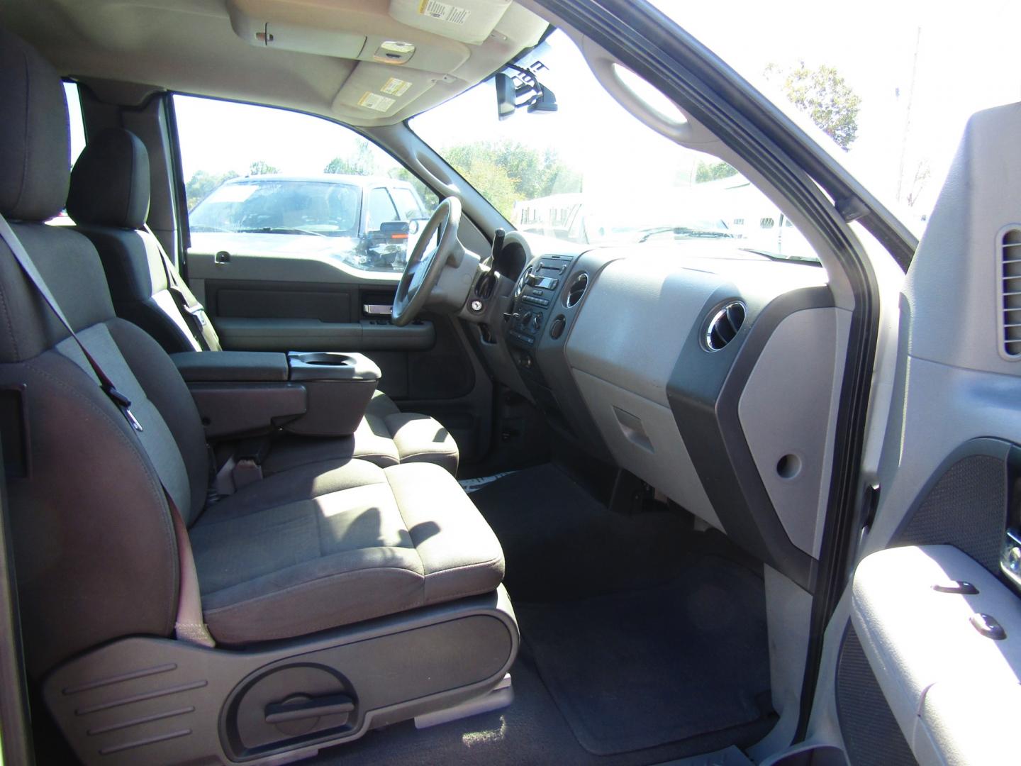 2006 Silver /Gray Ford F-150 Lariat SuperCab 2WD (1FTRX12WX6F) with an 4.6L V8 SOHC 16V engine, 4-Speed Automatic Overdrive transmission, located at 15016 S Hwy 231, Midland City, AL, 36350, (334) 983-3001, 31.306210, -85.495277 - Photo#9