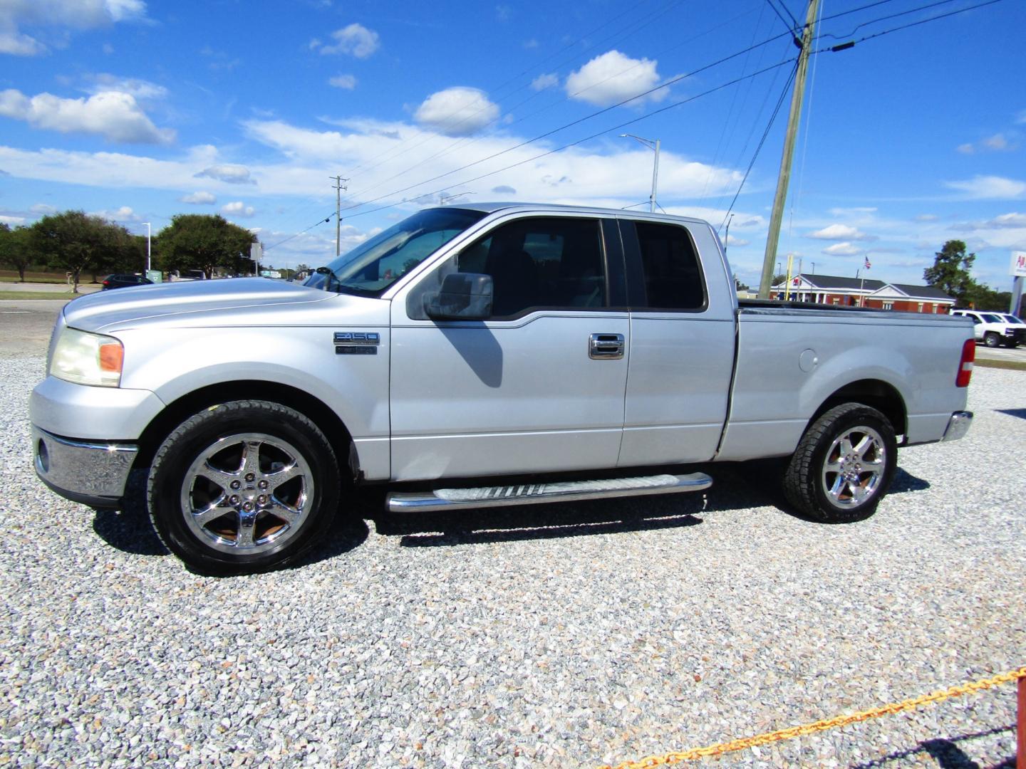 2006 Silver /Gray Ford F-150 Lariat SuperCab 2WD (1FTRX12WX6F) with an 4.6L V8 SOHC 16V engine, 4-Speed Automatic Overdrive transmission, located at 15016 S Hwy 231, Midland City, AL, 36350, (334) 983-3001, 31.306210, -85.495277 - Photo#2