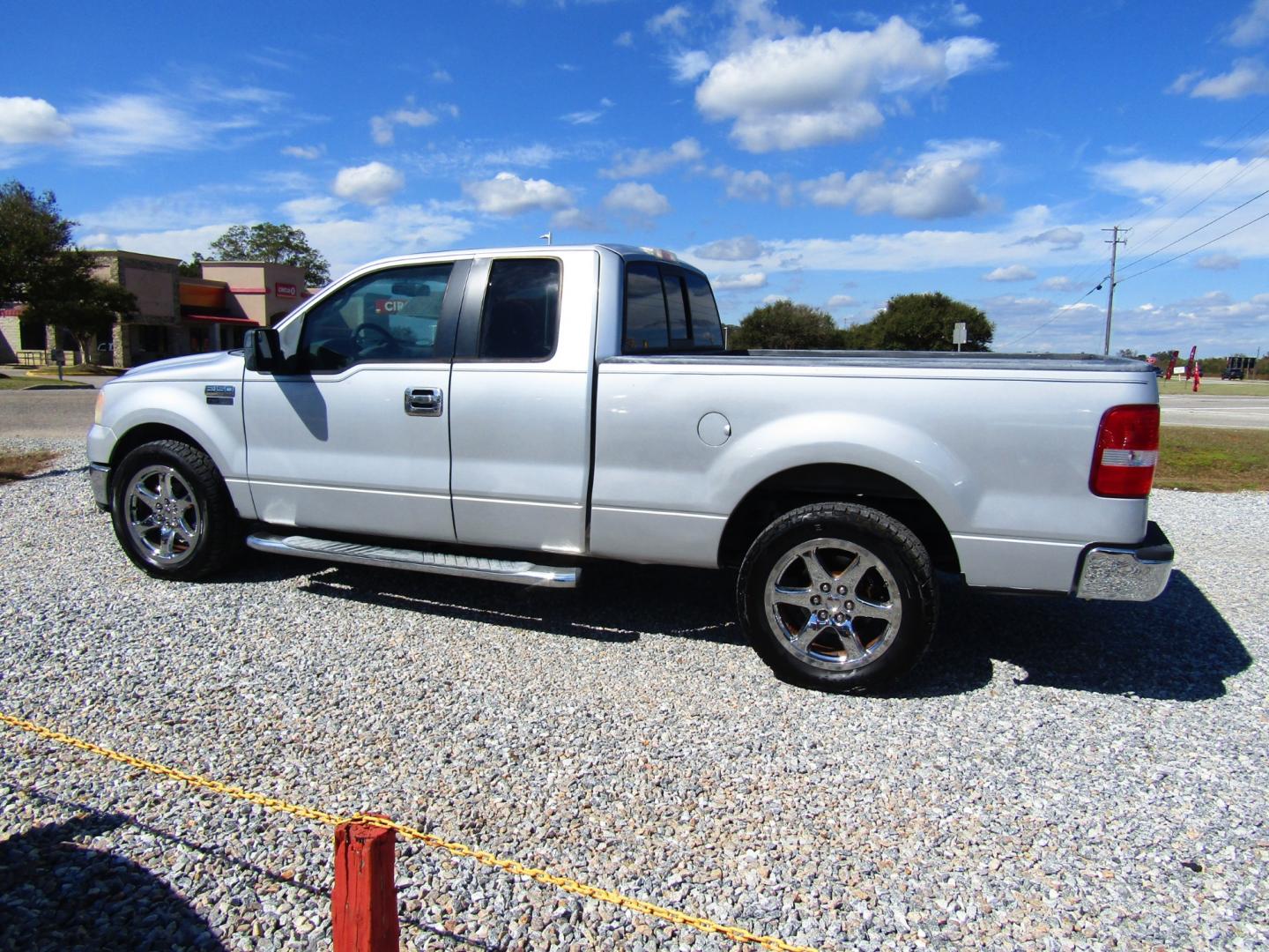 2006 Silver /Gray Ford F-150 Lariat SuperCab 2WD (1FTRX12WX6F) with an 4.6L V8 SOHC 16V engine, 4-Speed Automatic Overdrive transmission, located at 15016 S Hwy 231, Midland City, AL, 36350, (334) 983-3001, 31.306210, -85.495277 - Photo#5