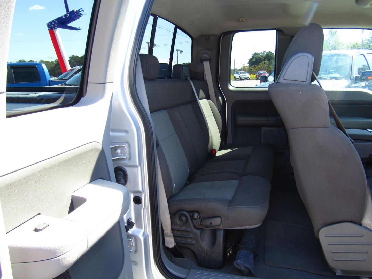 2006 Silver /Gray Ford F-150 Lariat SuperCab 2WD (1FTRX12WX6F) with an 4.6L V8 SOHC 16V engine, 4-Speed Automatic Overdrive transmission, located at 15016 S Hwy 231, Midland City, AL, 36350, (334) 983-3001, 31.306210, -85.495277 - Photo#8