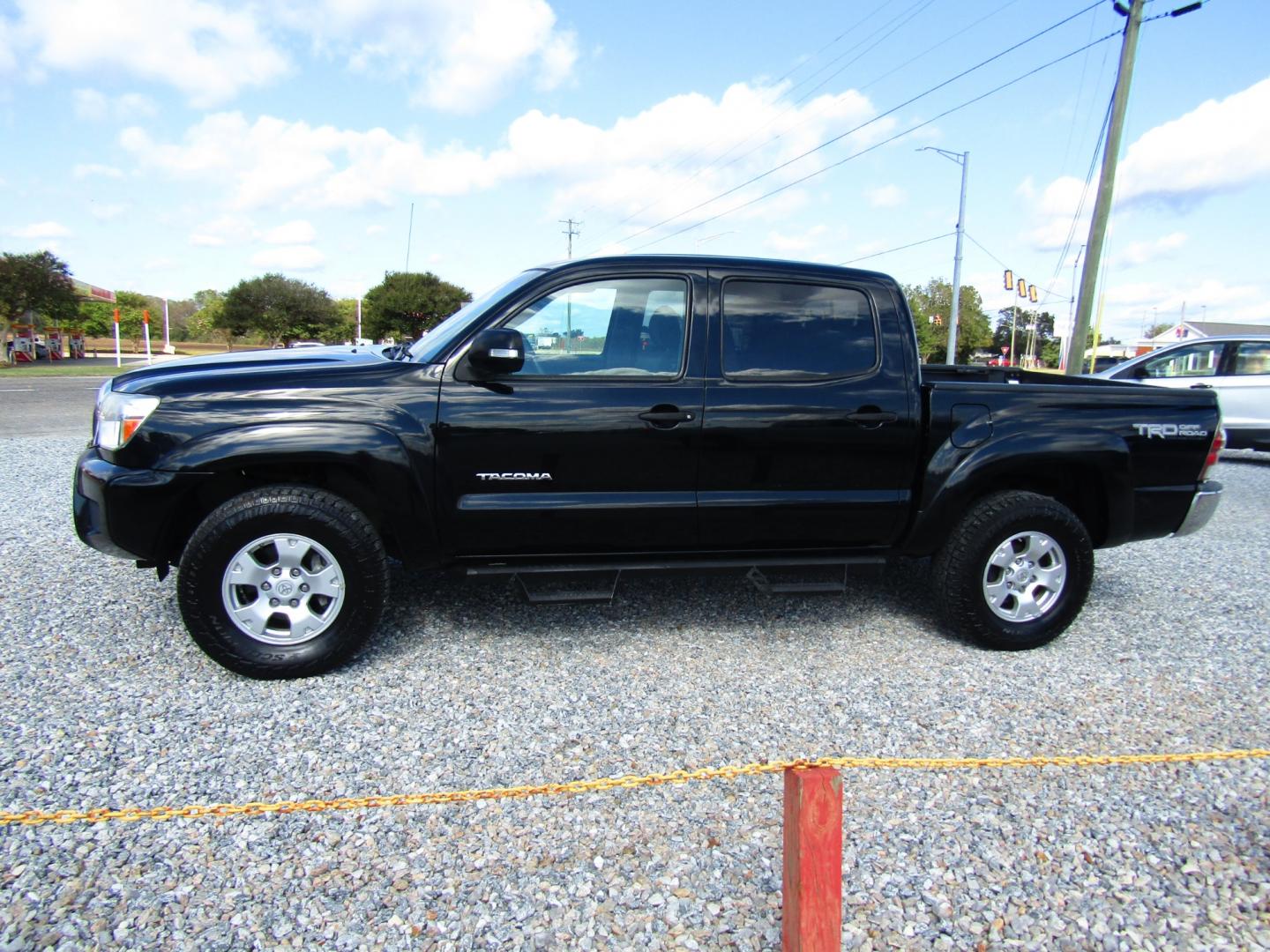 2013 Black /Gray Toyota Tacoma Double Cab V6 4WD (3TMLU4EN0DM) with an 4.0L V6 DOHC 24V engine, Automatic transmission, located at 15016 S Hwy 231, Midland City, AL, 36350, (334) 983-3001, 31.306210, -85.495277 - Photo#2