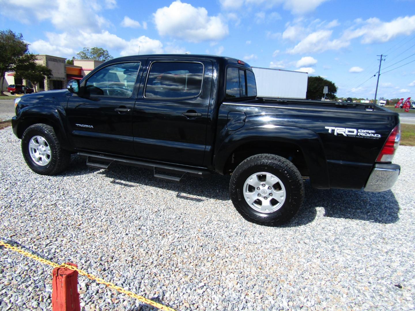 2013 Black /Gray Toyota Tacoma Double Cab V6 4WD (3TMLU4EN0DM) with an 4.0L V6 DOHC 24V engine, Automatic transmission, located at 15016 S Hwy 231, Midland City, AL, 36350, (334) 983-3001, 31.306210, -85.495277 - Photo#5