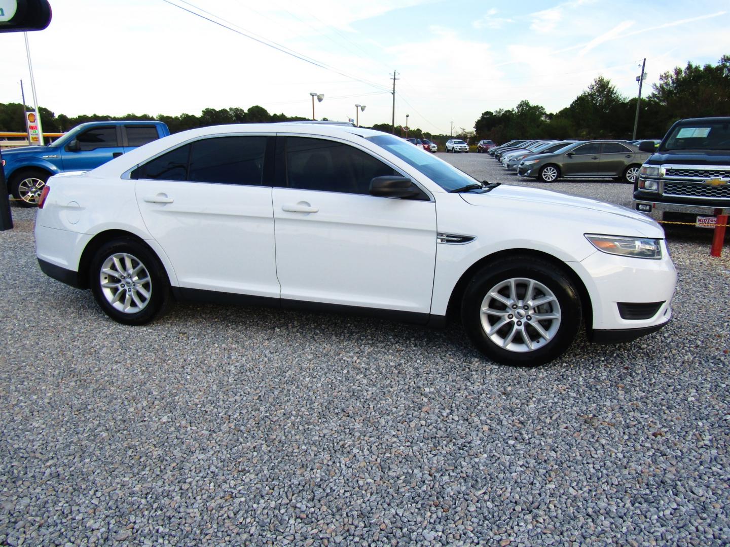 2014 WHITE /Gray Ford Taurus SE FWD (1FAHP2D85EG) with an 3.5L V6 DOHC 24V engine, Automatic transmission, located at 15016 S Hwy 231, Midland City, AL, 36350, (334) 983-3001, 31.306210, -85.495277 - Photo#0