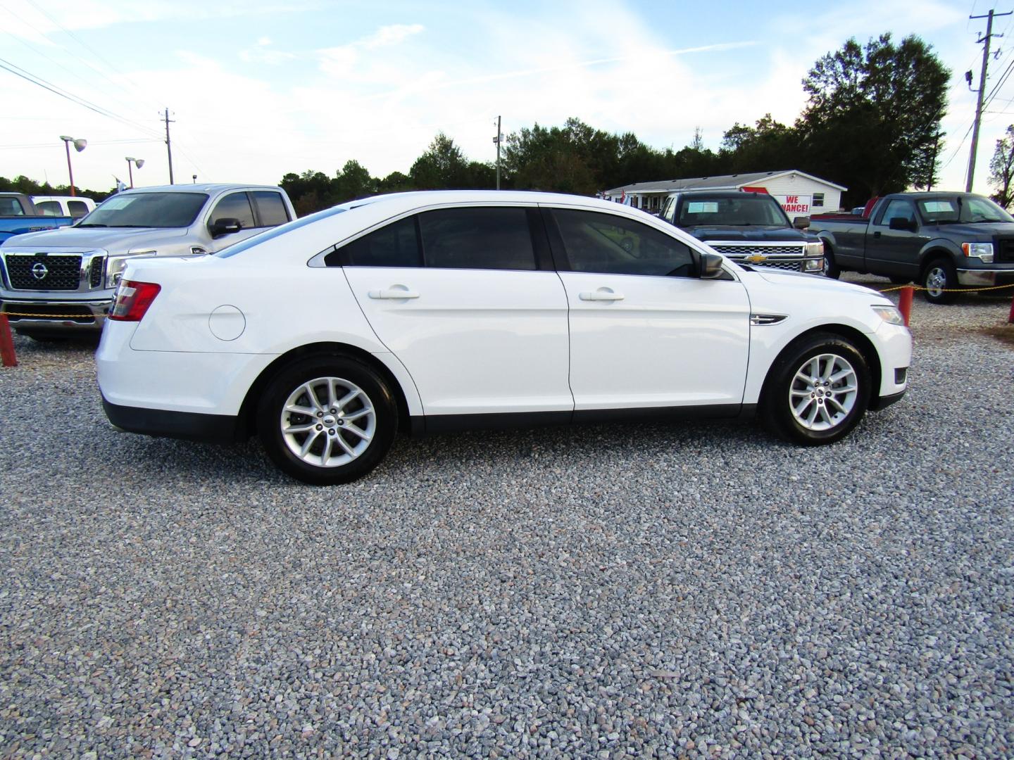 2014 WHITE /Gray Ford Taurus SE FWD (1FAHP2D85EG) with an 3.5L V6 DOHC 24V engine, Automatic transmission, located at 15016 S Hwy 231, Midland City, AL, 36350, (334) 983-3001, 31.306210, -85.495277 - Photo#7