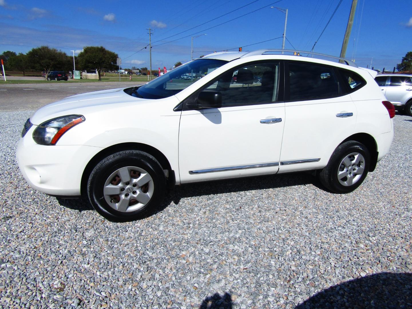 2014 WHITE Nissan Rogue S 2WD (JN8AS5MT9EW) with an 2.5L L4 DOHC 16V engine, Automatic transmission, located at 15016 S Hwy 231, Midland City, AL, 36350, (334) 983-3001, 31.306210, -85.495277 - Photo#2