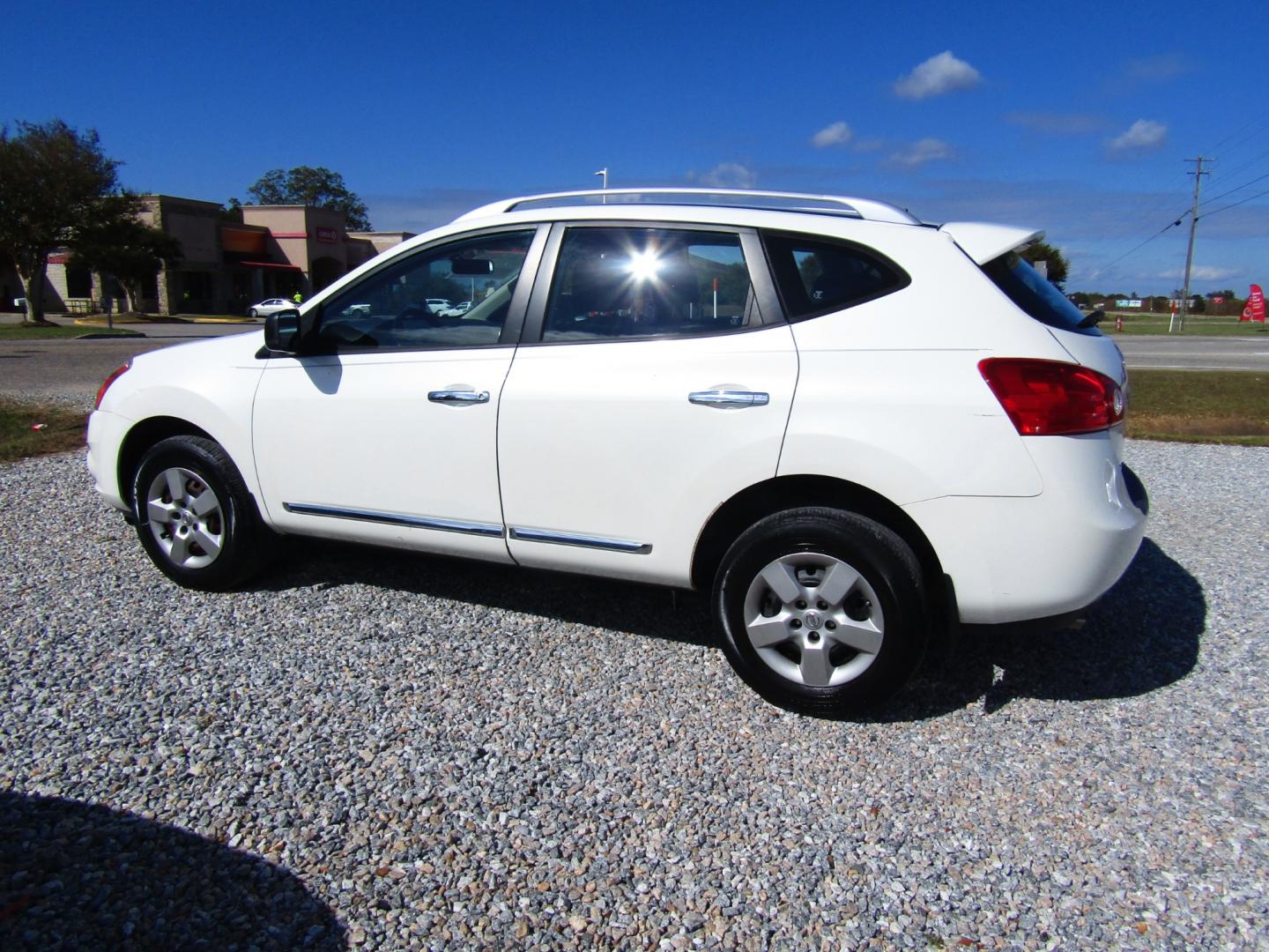 2014 WHITE Nissan Rogue S 2WD (JN8AS5MT9EW) with an 2.5L L4 DOHC 16V engine, Automatic transmission, located at 15016 S Hwy 231, Midland City, AL, 36350, (334) 983-3001, 31.306210, -85.495277 - Photo#5