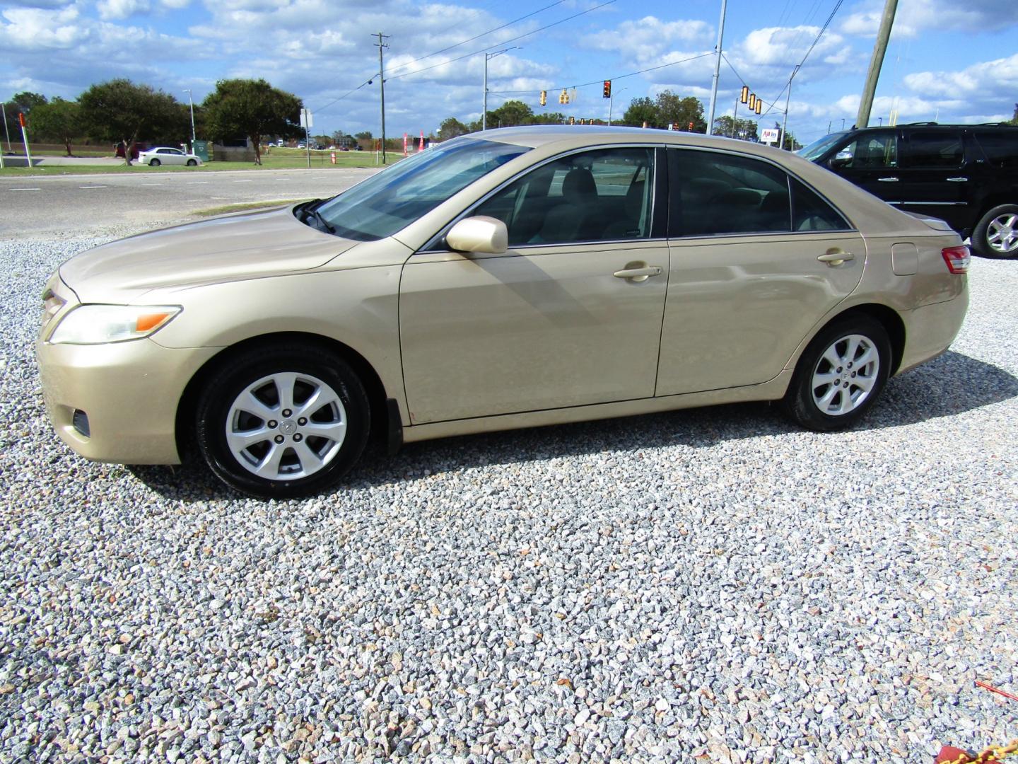 2011 Gold Toyota Camry SE 6-Spd MT (4T1BF3EK0BU) with an 2.5L L4 DOHC 16V engine, Automatic transmission, located at 15016 S Hwy 231, Midland City, AL, 36350, (334) 983-3001, 31.306210, -85.495277 - Photo#2