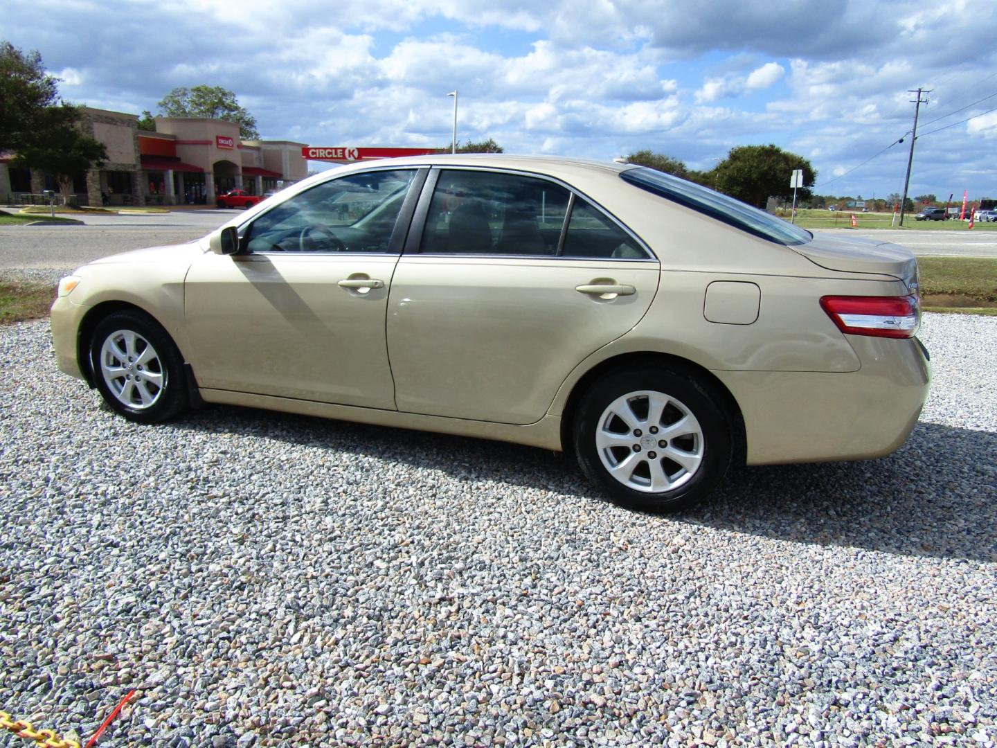 2011 Gold Toyota Camry SE 6-Spd MT (4T1BF3EK0BU) with an 2.5L L4 DOHC 16V engine, Automatic transmission, located at 15016 S Hwy 231, Midland City, AL, 36350, (334) 983-3001, 31.306210, -85.495277 - Photo#5