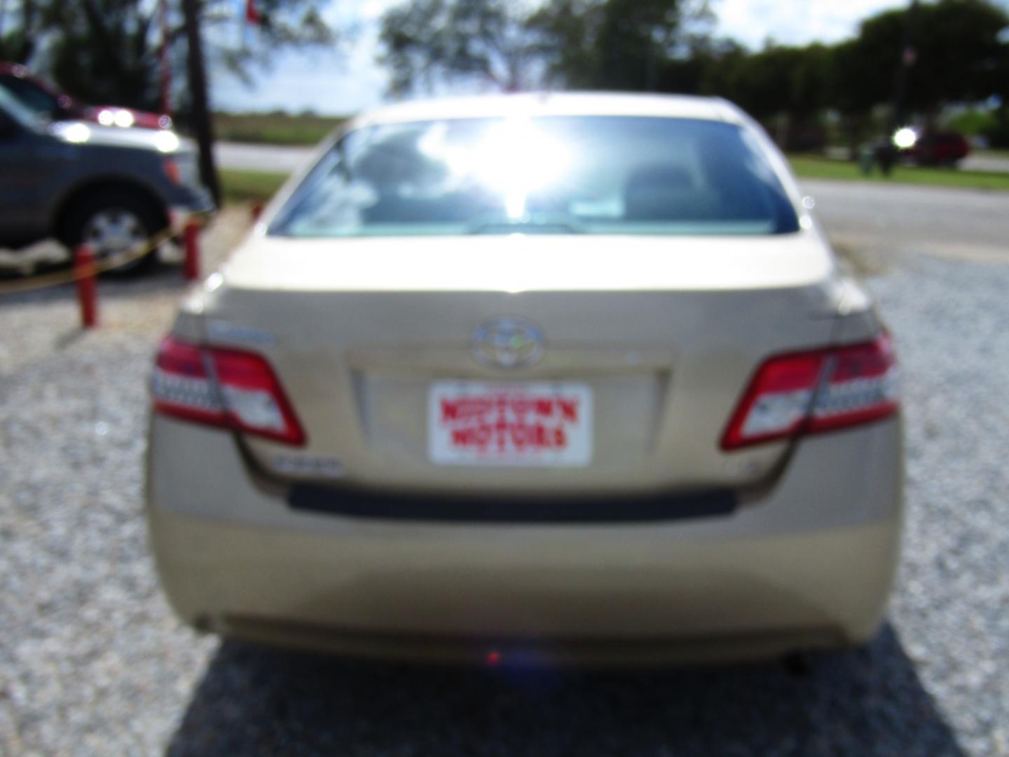 2011 Gold Toyota Camry SE 6-Spd MT (4T1BF3EK0BU) with an 2.5L L4 DOHC 16V engine, Automatic transmission, located at 15016 S Hwy 231, Midland City, AL, 36350, (334) 983-3001, 31.306210, -85.495277 - Photo#6