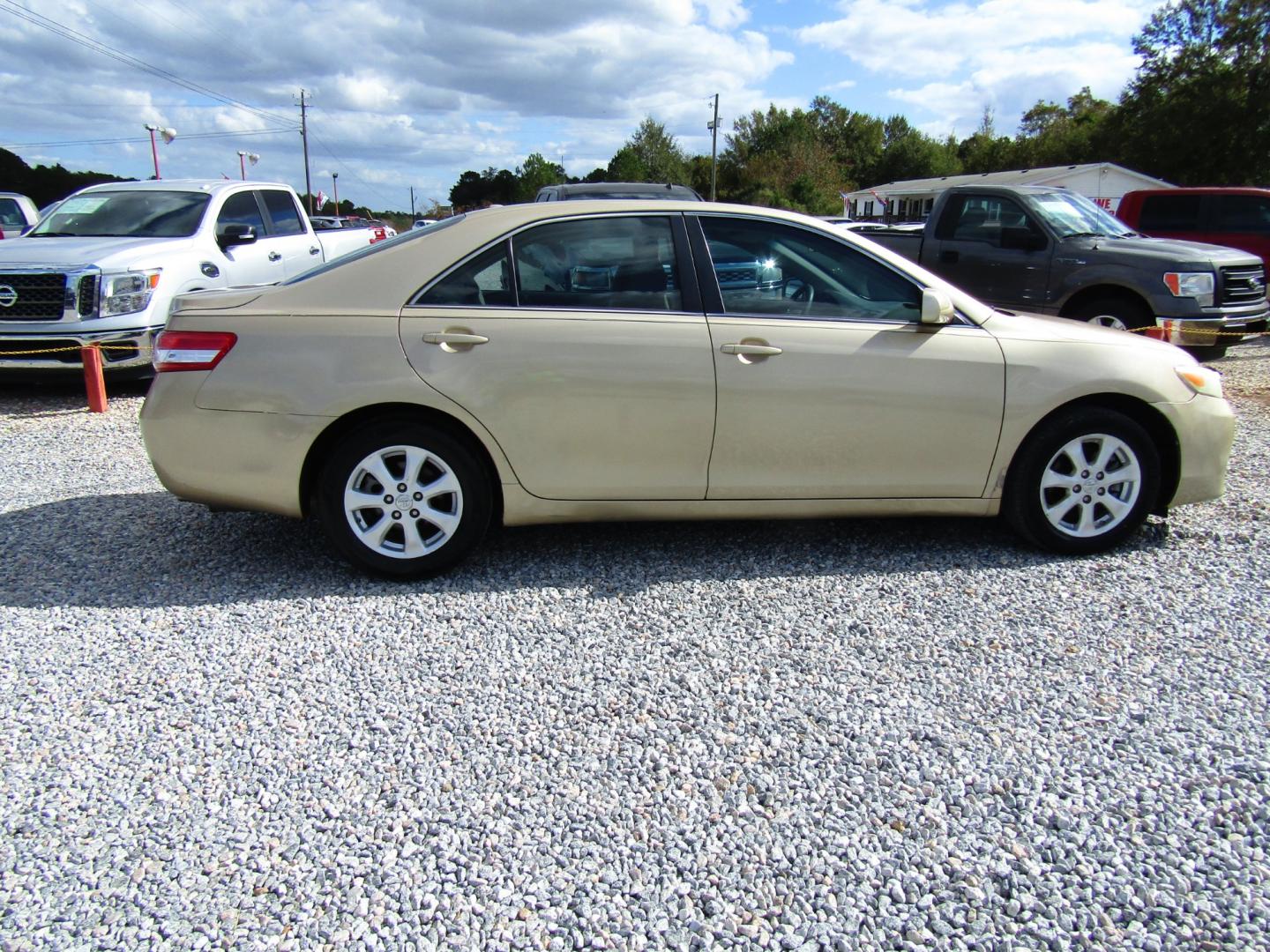 2011 Gold Toyota Camry SE 6-Spd MT (4T1BF3EK0BU) with an 2.5L L4 DOHC 16V engine, Automatic transmission, located at 15016 S Hwy 231, Midland City, AL, 36350, (334) 983-3001, 31.306210, -85.495277 - Photo#7