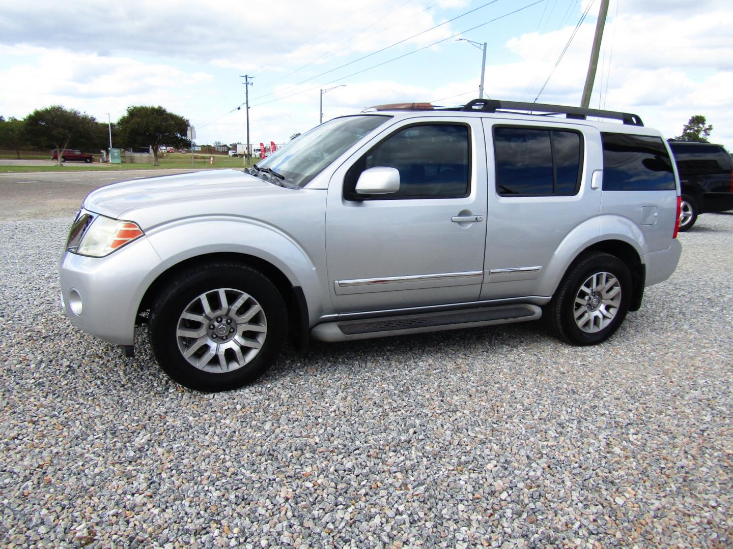 2010 Silver Nissan Pathfinder LE 2WD (5N1AR1NN2AC) with an 4.0L V6 DOHC 24V engine, 5-Speed Automatic transmission, located at 15016 S Hwy 231, Midland City, AL, 36350, (334) 983-3001, 31.306210, -85.495277 - Photo#2