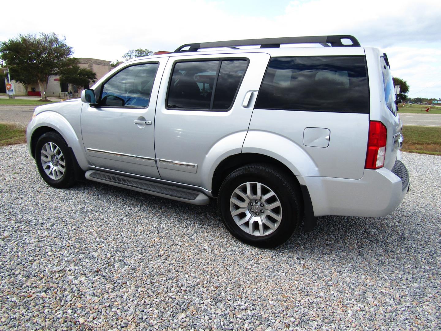 2010 Silver Nissan Pathfinder LE 2WD (5N1AR1NN2AC) with an 4.0L V6 DOHC 24V engine, 5-Speed Automatic transmission, located at 15016 S Hwy 231, Midland City, AL, 36350, (334) 983-3001, 31.306210, -85.495277 - Photo#5