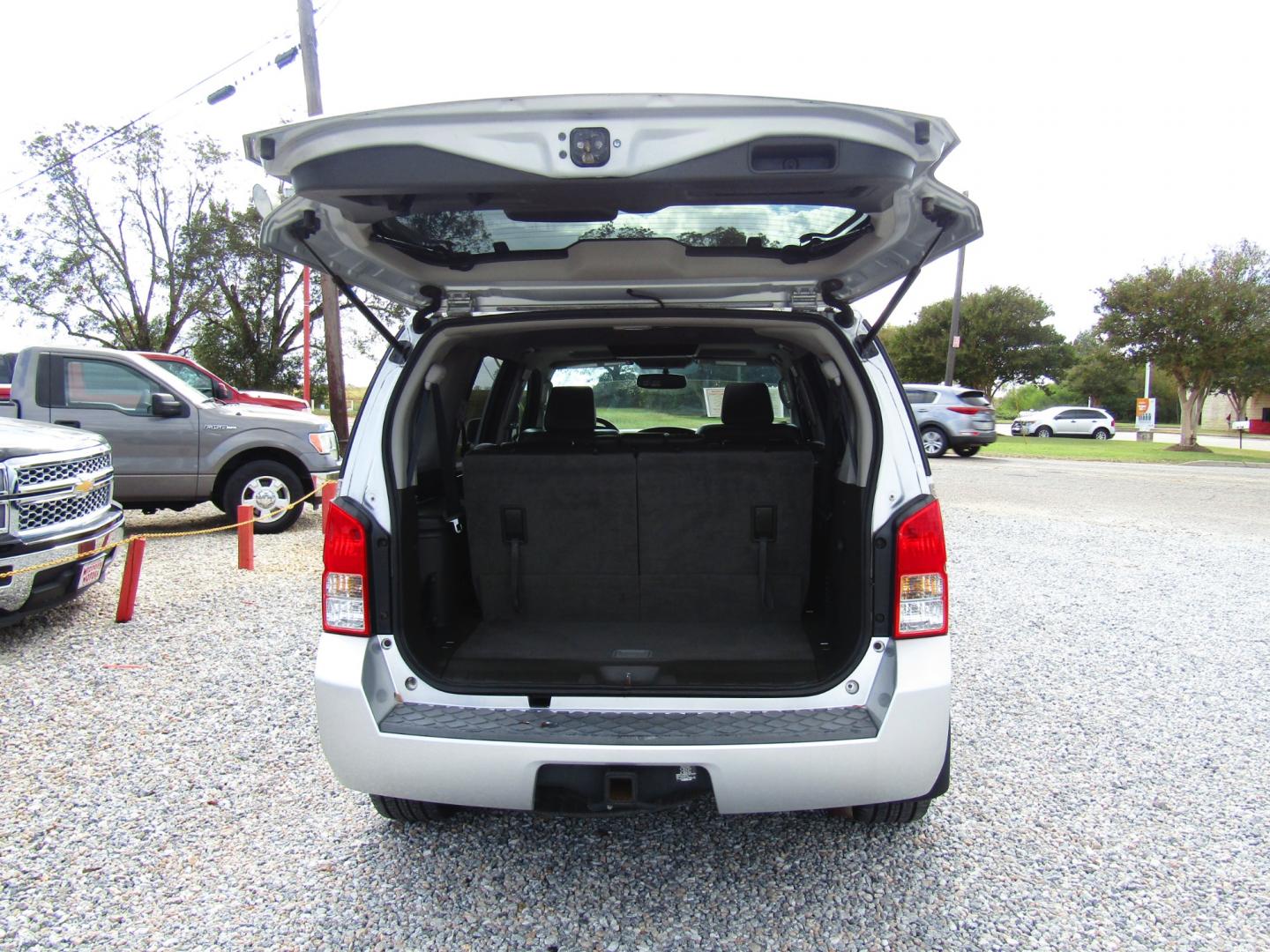 2010 Silver Nissan Pathfinder LE 2WD (5N1AR1NN2AC) with an 4.0L V6 DOHC 24V engine, 5-Speed Automatic transmission, located at 15016 S Hwy 231, Midland City, AL, 36350, (334) 983-3001, 31.306210, -85.495277 - Photo#7