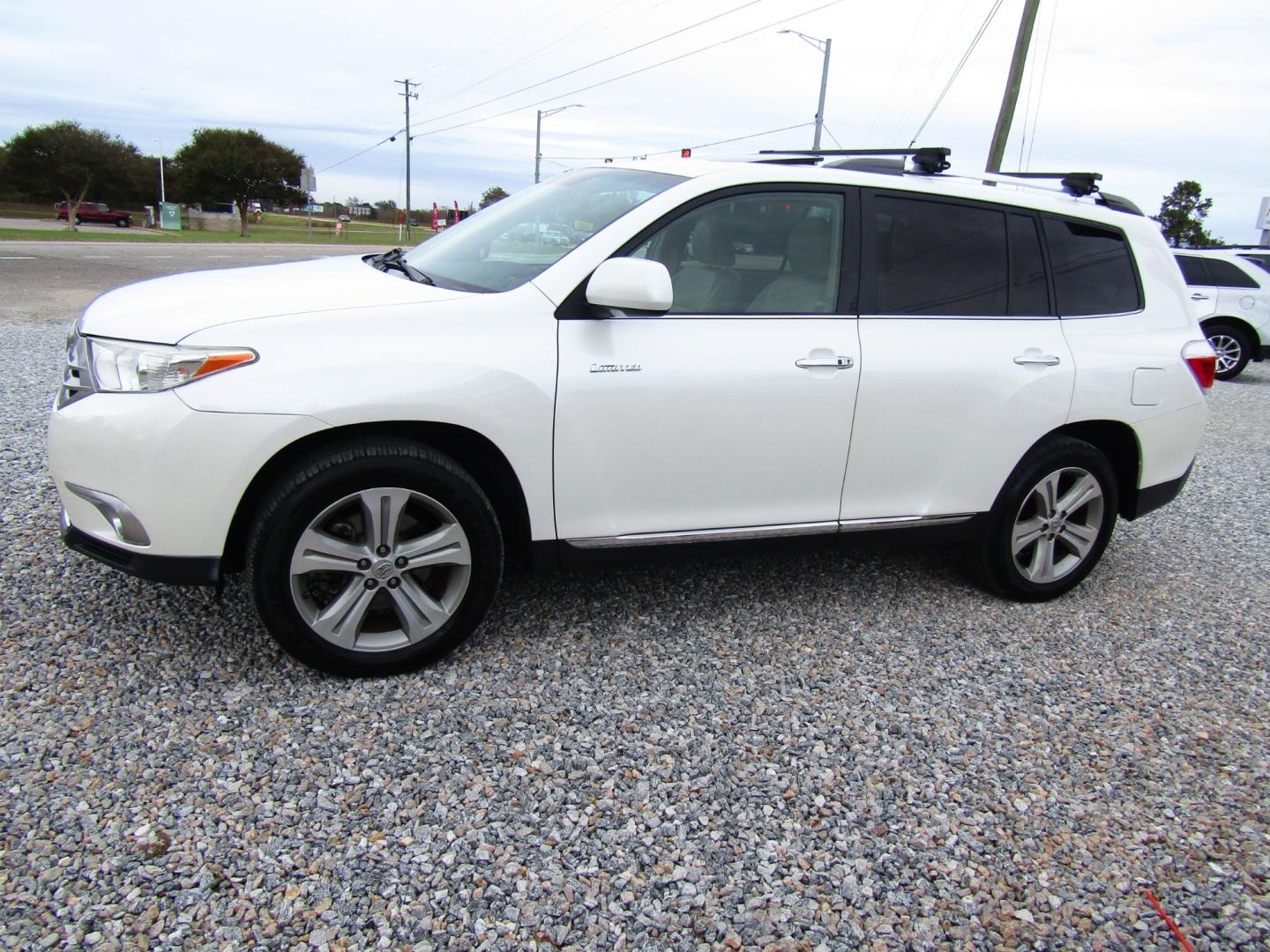 2011 WHITE /Tan Toyota Highlander Limited 2WD (5TDYK3EH6BS) with an 3.5L V6 DOHC 24V engine, Automatic transmission, located at 15016 S Hwy 231, Midland City, AL, 36350, (334) 983-3001, 31.306210, -85.495277 - Photo#2