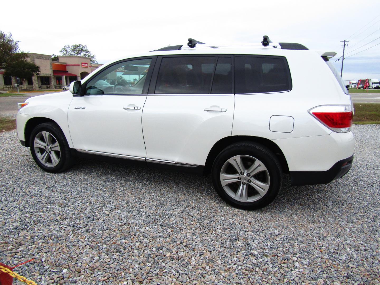 2011 WHITE /Tan Toyota Highlander Limited 2WD (5TDYK3EH6BS) with an 3.5L V6 DOHC 24V engine, Automatic transmission, located at 15016 S Hwy 231, Midland City, AL, 36350, (334) 983-3001, 31.306210, -85.495277 - Photo#5