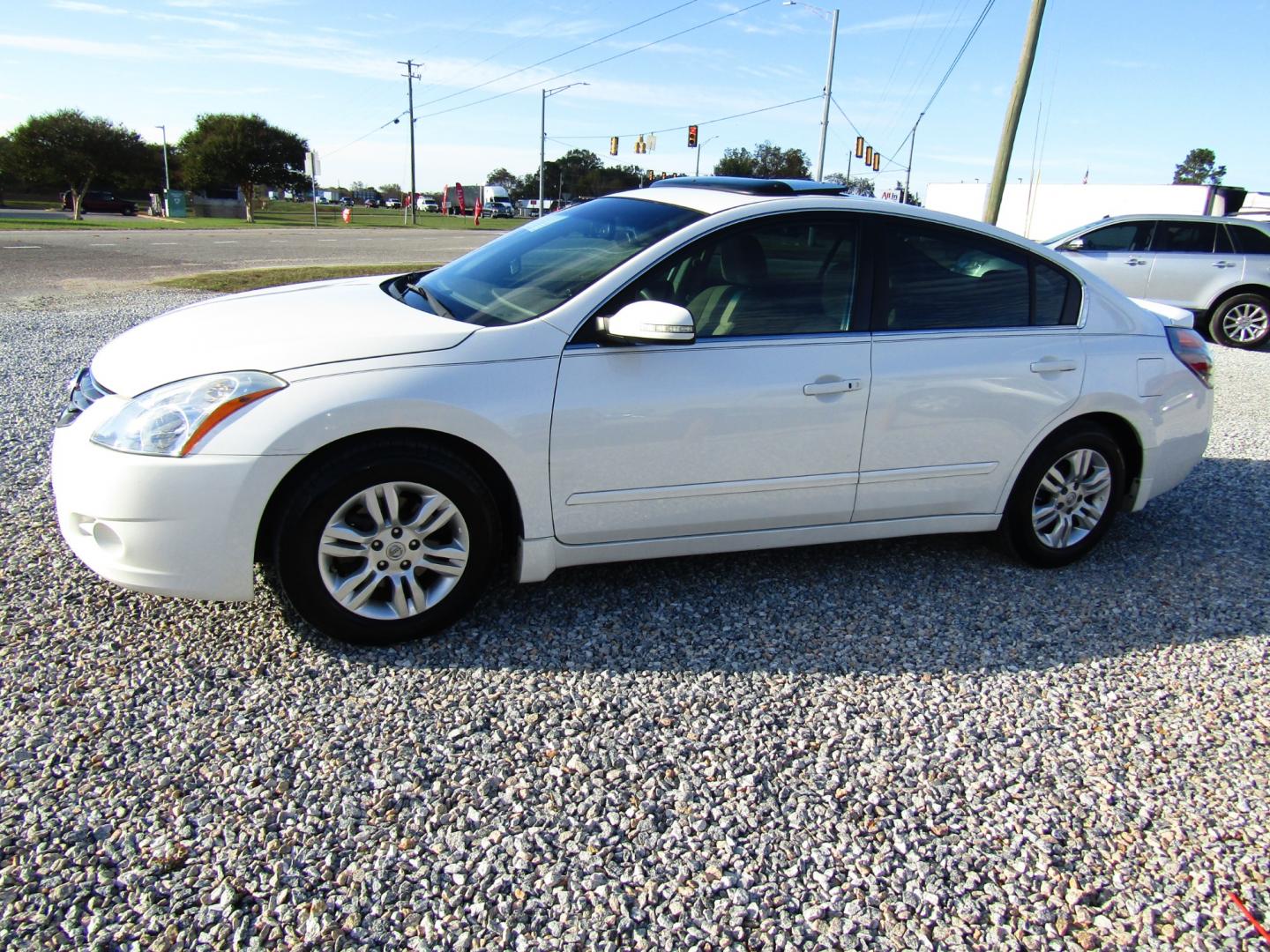 2012 WHITE /Tan Nissan Altima 2.5 S (1N4AL2AP5CN) with an 2.5L L4 DOHC 16V engine, Automatic transmission, located at 15016 S Hwy 231, Midland City, AL, 36350, (334) 983-3001, 31.306210, -85.495277 - Photo#2