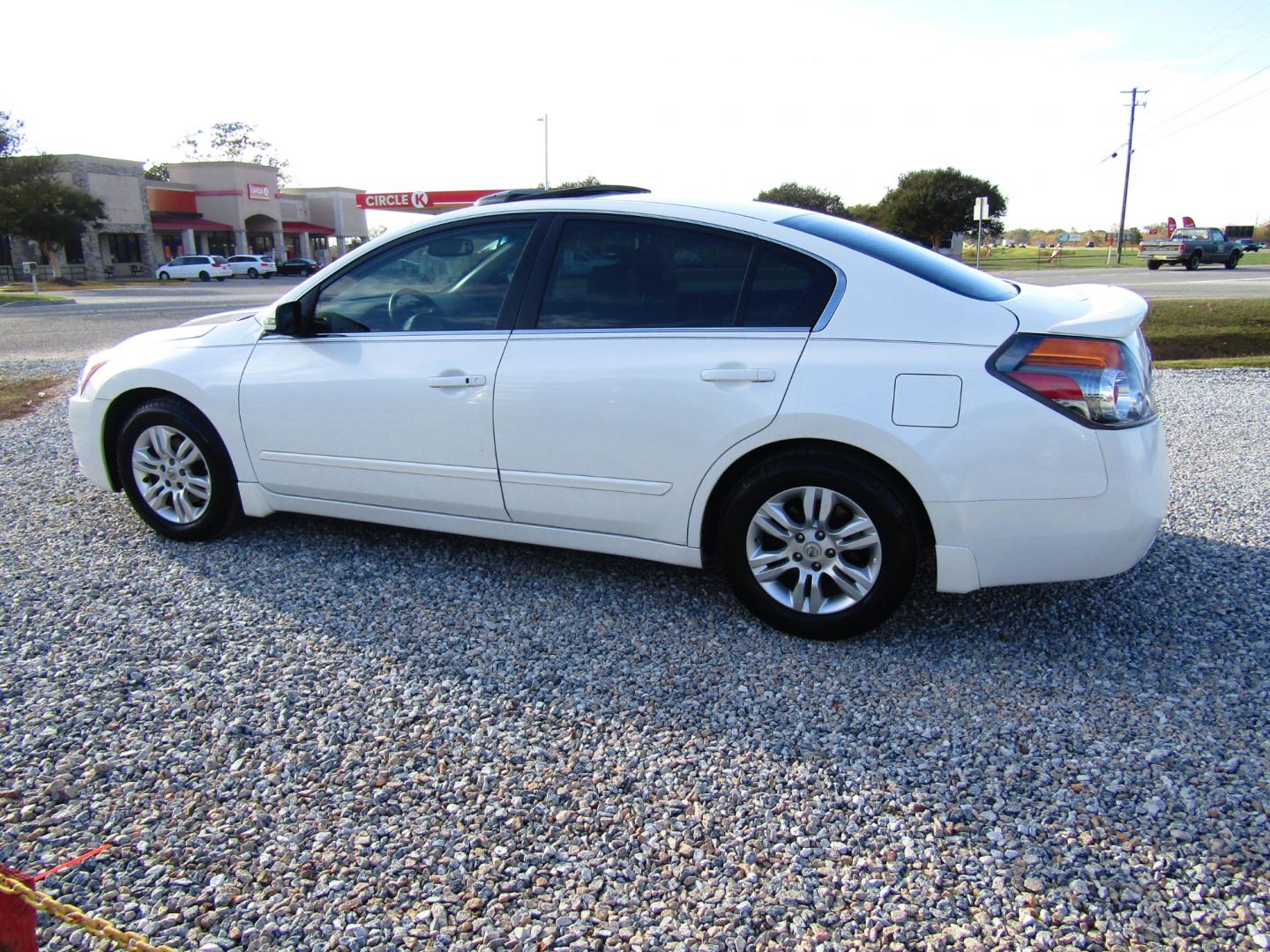 2012 WHITE /Tan Nissan Altima 2.5 S (1N4AL2AP5CN) with an 2.5L L4 DOHC 16V engine, Automatic transmission, located at 15016 S Hwy 231, Midland City, AL, 36350, (334) 983-3001, 31.306210, -85.495277 - Photo#5