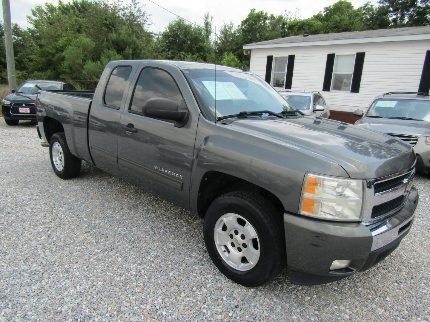 2011 Gray /Gray Chevrolet Silverado 1500 LT Ext. Cab 2WD (1GCRCSE06BZ) with an 5.3L V8 OHV 16V FFV engine, Automatic transmission, located at 15016 S Hwy 231, Midland City, AL, 36350, (334) 983-3001, 31.306210, -85.495277 - Photo#0