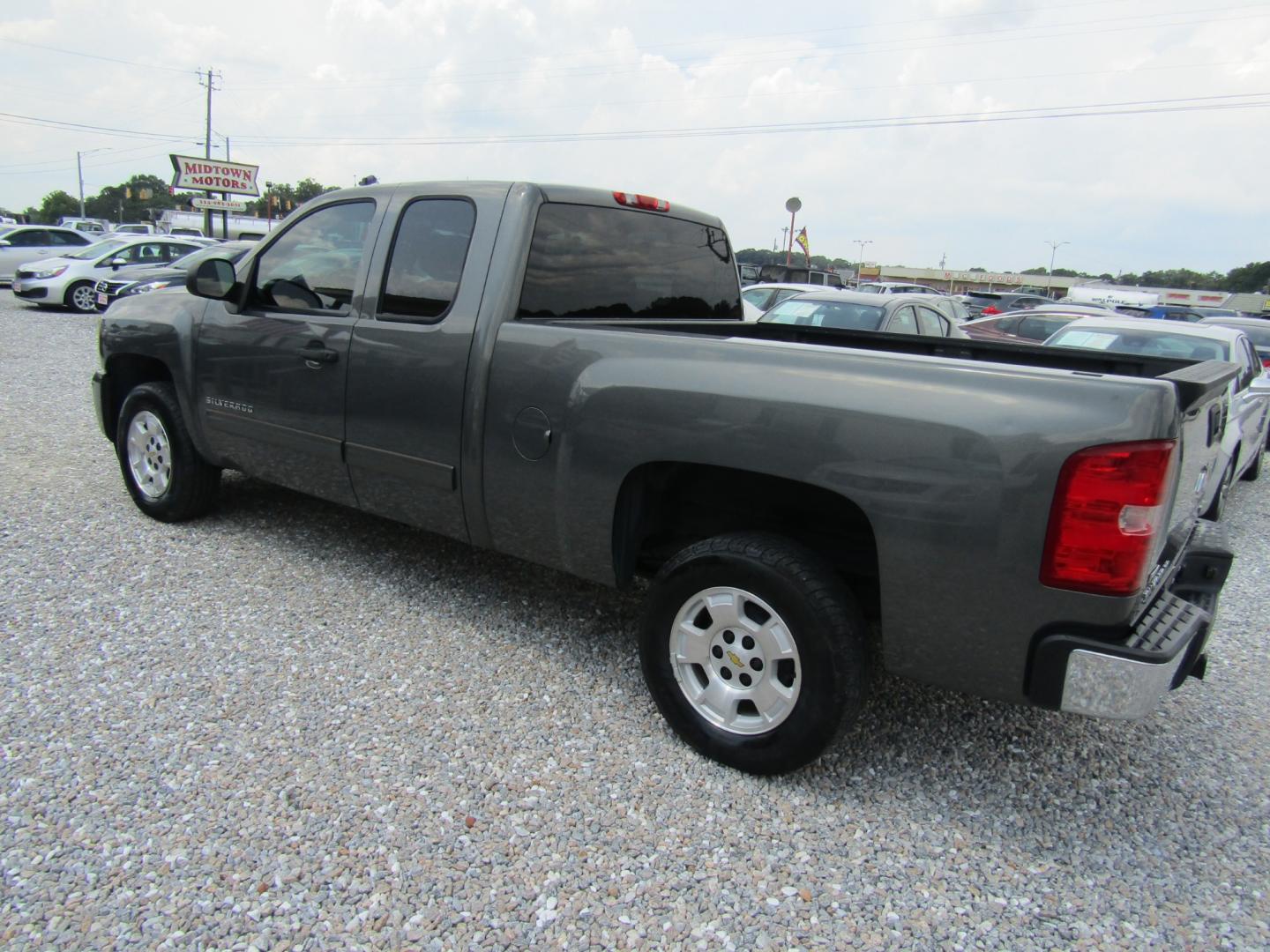 2011 Gray /Gray Chevrolet Silverado 1500 LT Ext. Cab 2WD (1GCRCSE06BZ) with an 5.3L V8 OHV 16V FFV engine, Automatic transmission, located at 15016 S Hwy 231, Midland City, AL, 36350, (334) 983-3001, 31.306210, -85.495277 - Photo#5