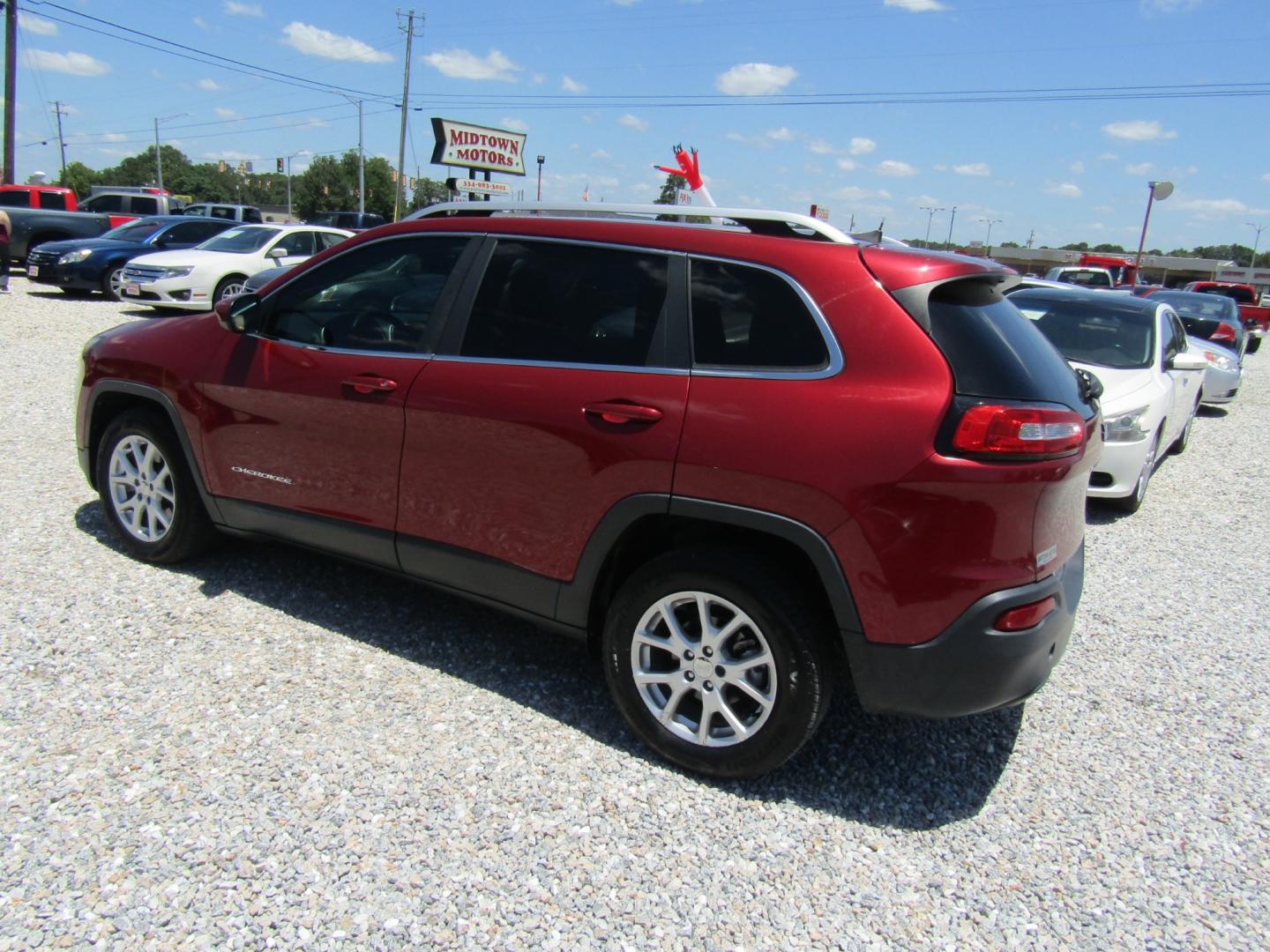 2016 Red /Gray Jeep Cherokee Latitude FWD (1C4PJLCB0GW) with an 2.4L L4 DOHC 16V engine, Automatic transmission, located at 15016 S Hwy 231, Midland City, AL, 36350, (334) 983-3001, 31.306210, -85.495277 - Photo#5