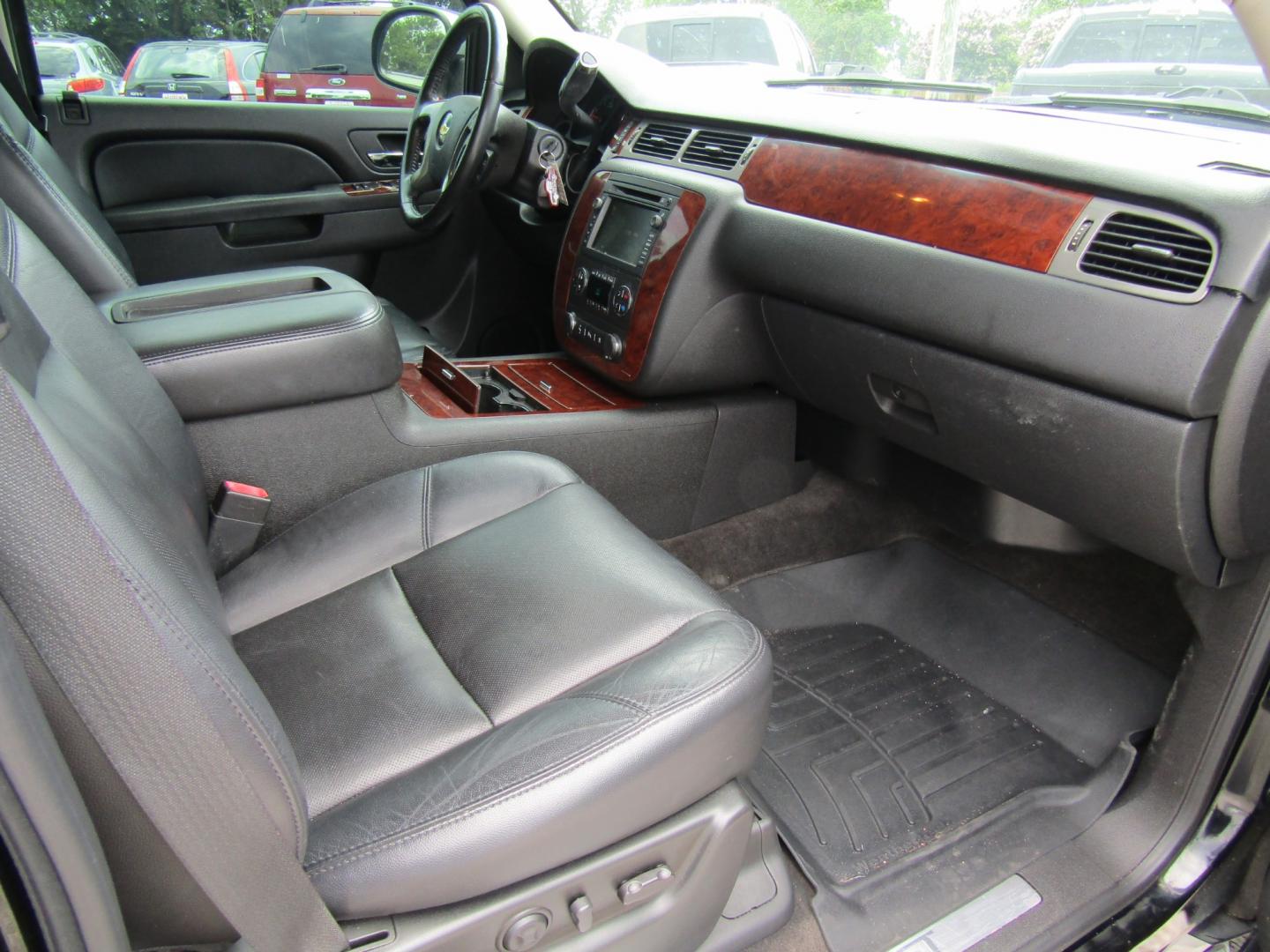 2011 Black /Black Chevrolet Tahoe LTZ 2WD (1GNSCCE01BR) with an 5.3L V8 OHV 16V FFV engine, Automatic transmission, located at 15016 S Hwy 231, Midland City, AL, 36350, (334) 983-3001, 31.306210, -85.495277 - Photo#9