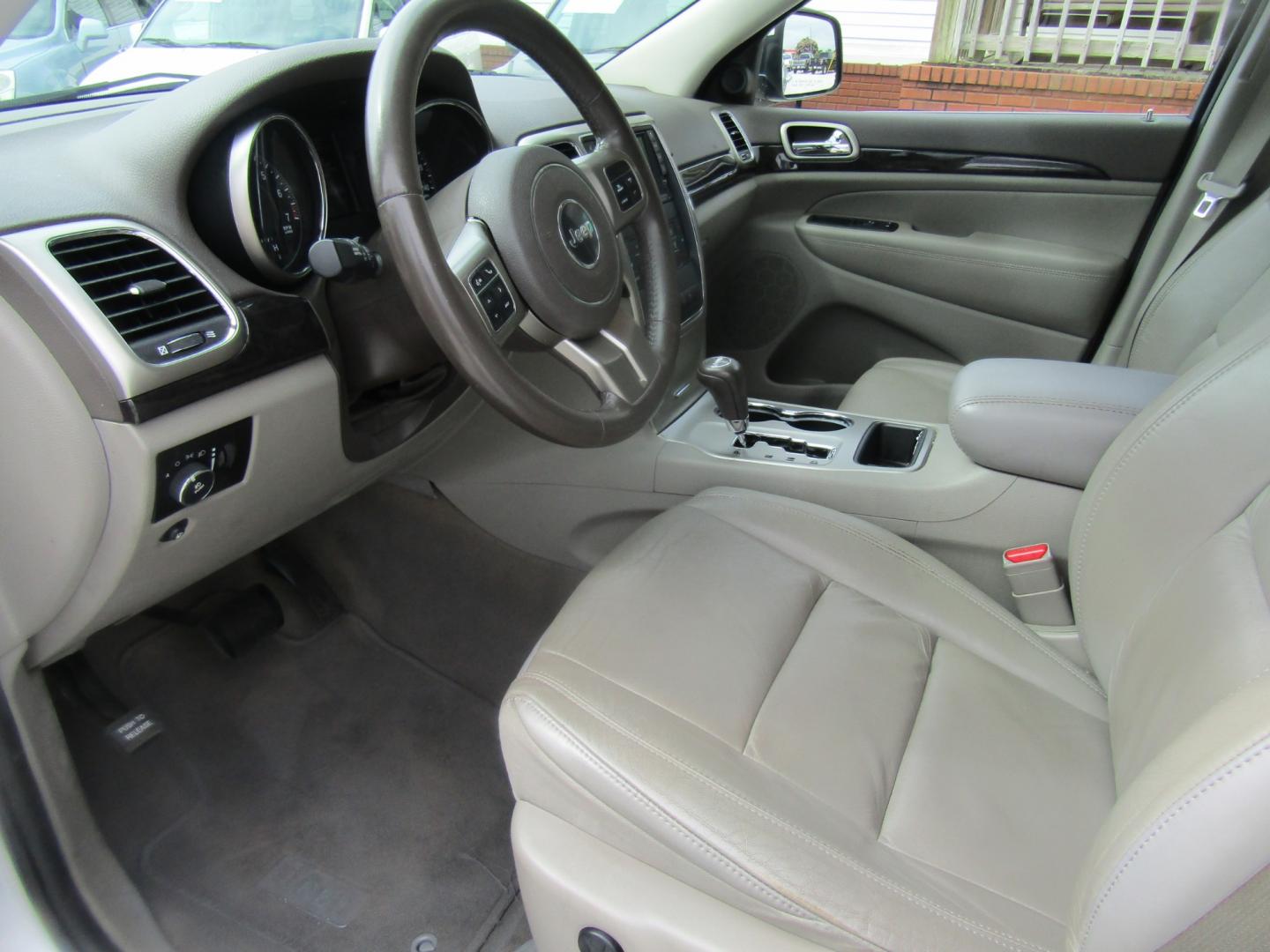 2011 Silver /Gray Jeep Grand Cherokee Laredo 2WD (1J4RS4GG1BC) with an 3.6L V6 DOHC 24V engine, Automatic transmission, located at 15016 S Hwy 231, Midland City, AL, 36350, (334) 983-3001, 31.306210, -85.495277 - Photo#3