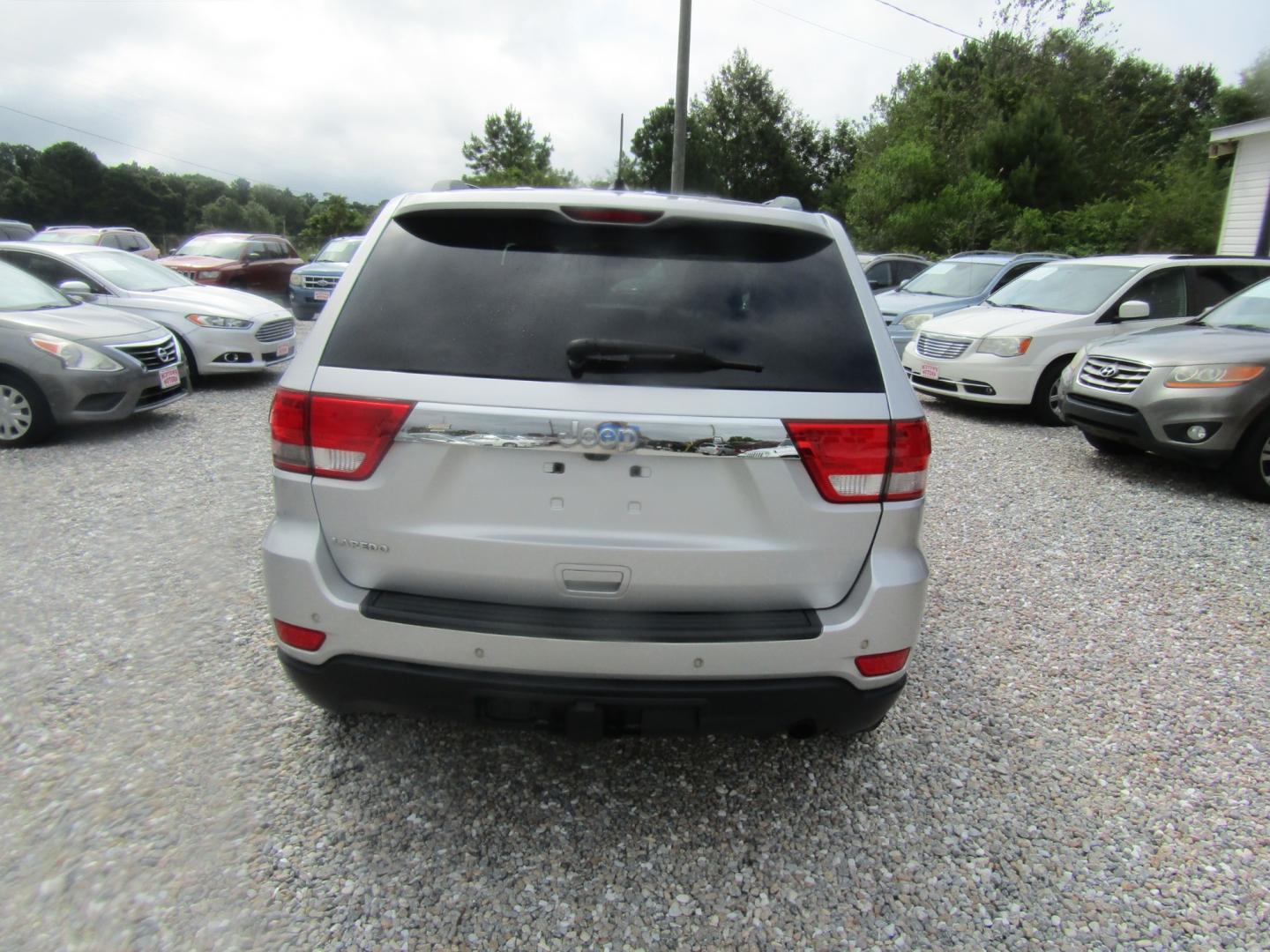 2011 Silver /Gray Jeep Grand Cherokee Laredo 2WD (1J4RS4GG1BC) with an 3.6L V6 DOHC 24V engine, Automatic transmission, located at 15016 S Hwy 231, Midland City, AL, 36350, (334) 983-3001, 31.306210, -85.495277 - Photo#6