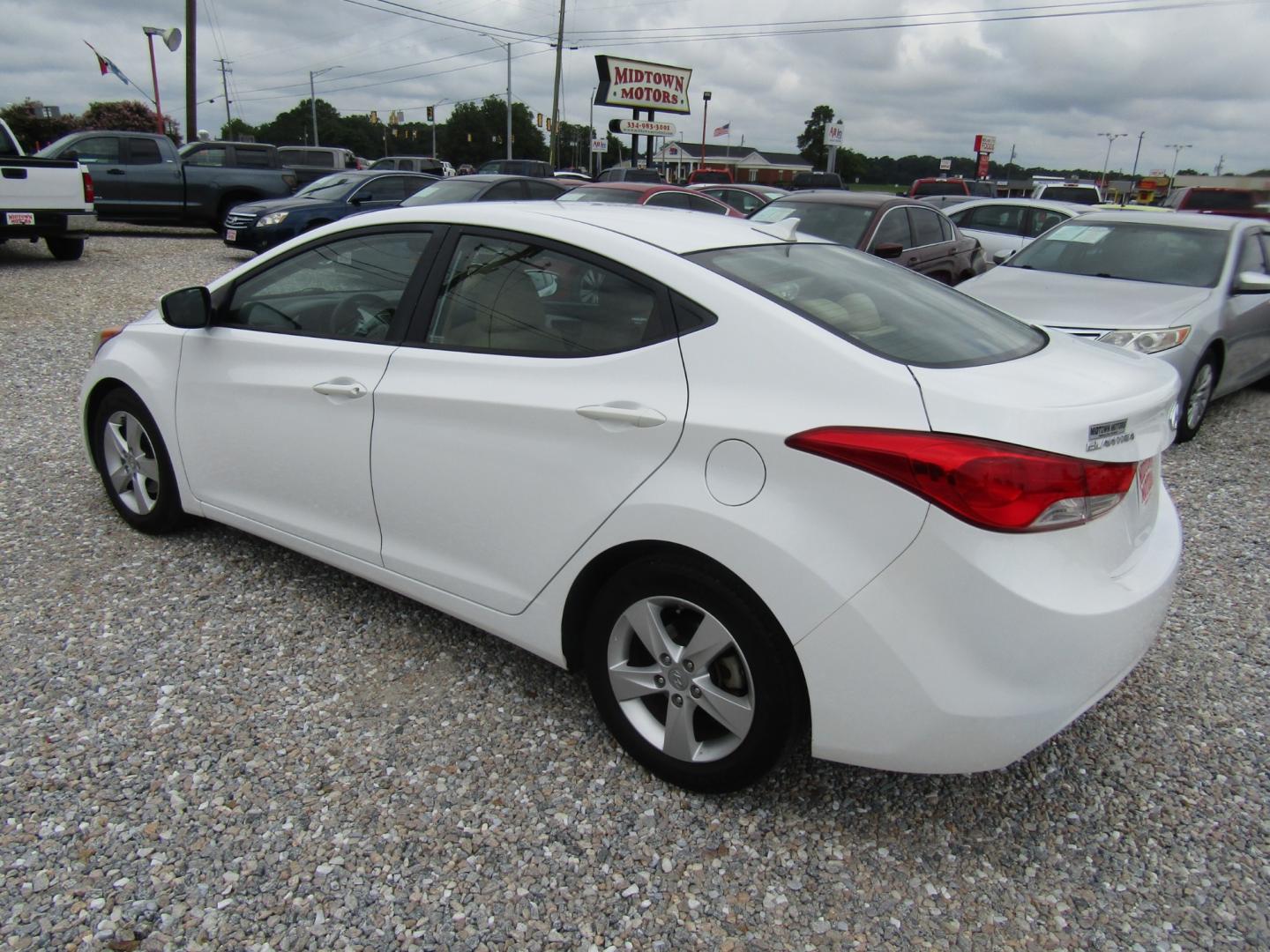 2013 White /Tan Hyundai Elantra Limited (5NPDH4AE1DH) with an 1.8L L4 DOHC 16V engine, Automatic transmission, located at 15016 S Hwy 231, Midland City, AL, 36350, (334) 983-3001, 31.306210, -85.495277 - Photo#5