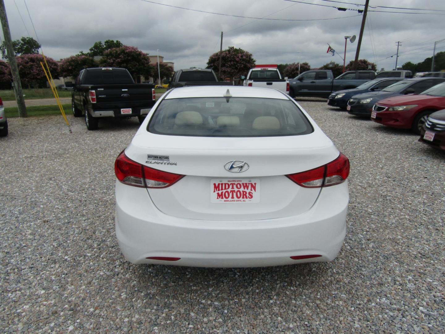 2013 White /Tan Hyundai Elantra Limited (5NPDH4AE1DH) with an 1.8L L4 DOHC 16V engine, Automatic transmission, located at 15016 S Hwy 231, Midland City, AL, 36350, (334) 983-3001, 31.306210, -85.495277 - Photo#6