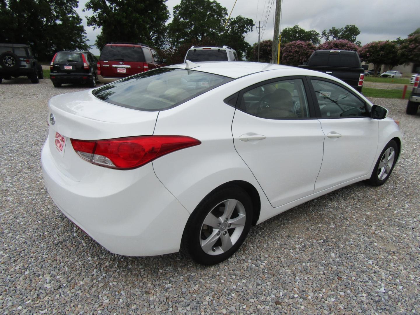 2013 White /Tan Hyundai Elantra Limited (5NPDH4AE1DH) with an 1.8L L4 DOHC 16V engine, Automatic transmission, located at 15016 S Hwy 231, Midland City, AL, 36350, (334) 983-3001, 31.306210, -85.495277 - Photo#7