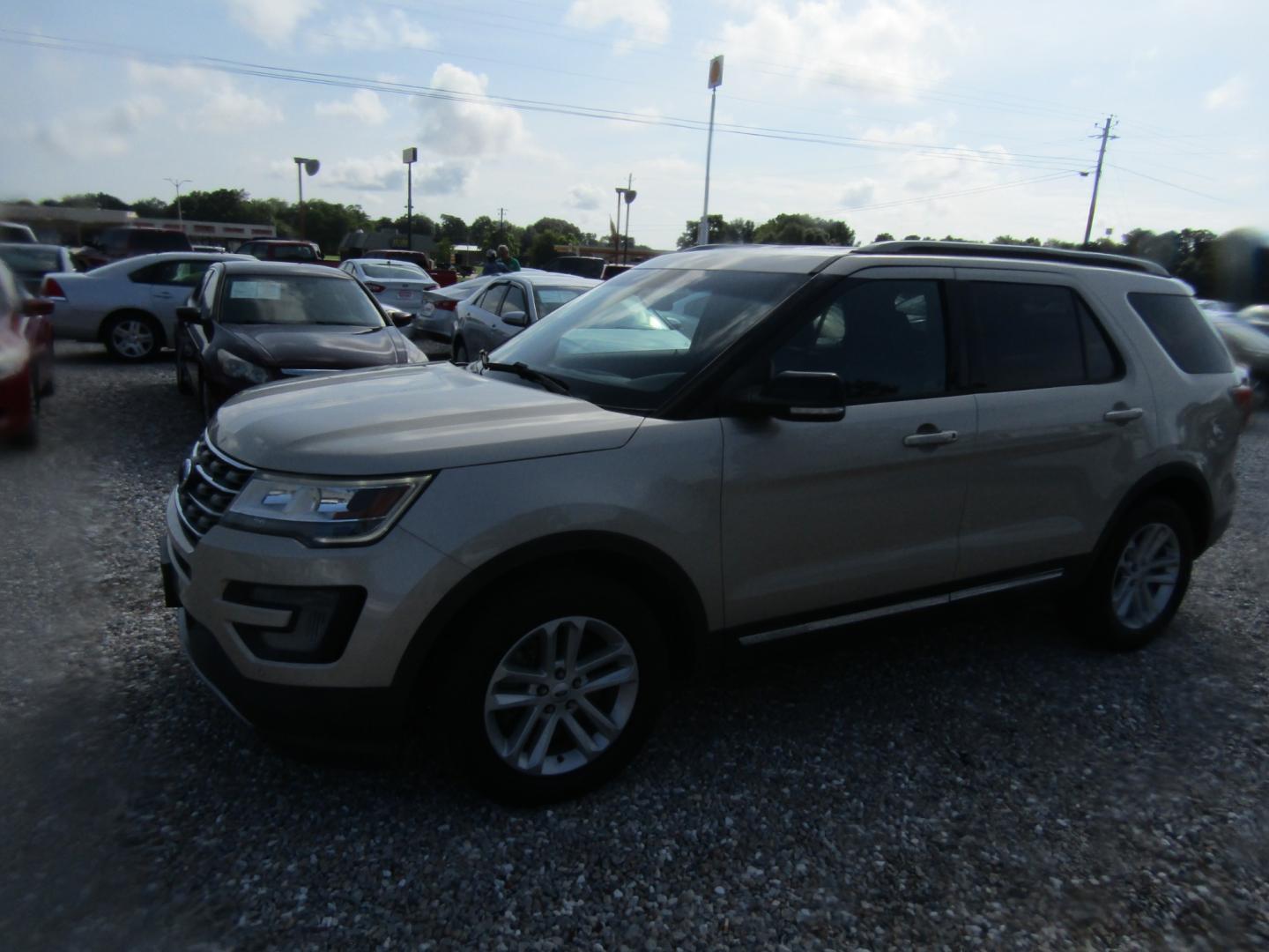 2017 CREAM Ford Explorer XLT FWD (1FM5K7D8XHG) with an 3.5L V6 DOHC 24V engine, 6A transmission, located at 15016 S Hwy 231, Midland City, AL, 36350, (334) 983-3001, 31.306210, -85.495277 - Photo#2