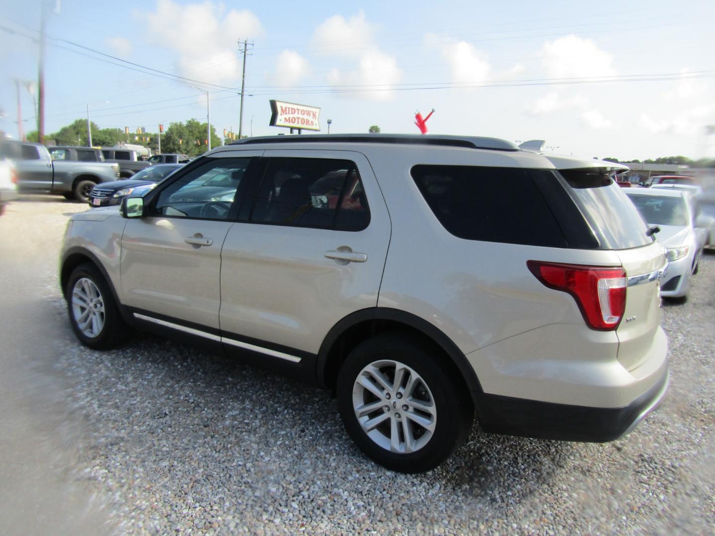 2017 CREAM Ford Explorer XLT FWD (1FM5K7D8XHG) with an 3.5L V6 DOHC 24V engine, 6A transmission, located at 15016 S Hwy 231, Midland City, AL, 36350, (334) 983-3001, 31.306210, -85.495277 - Photo#5