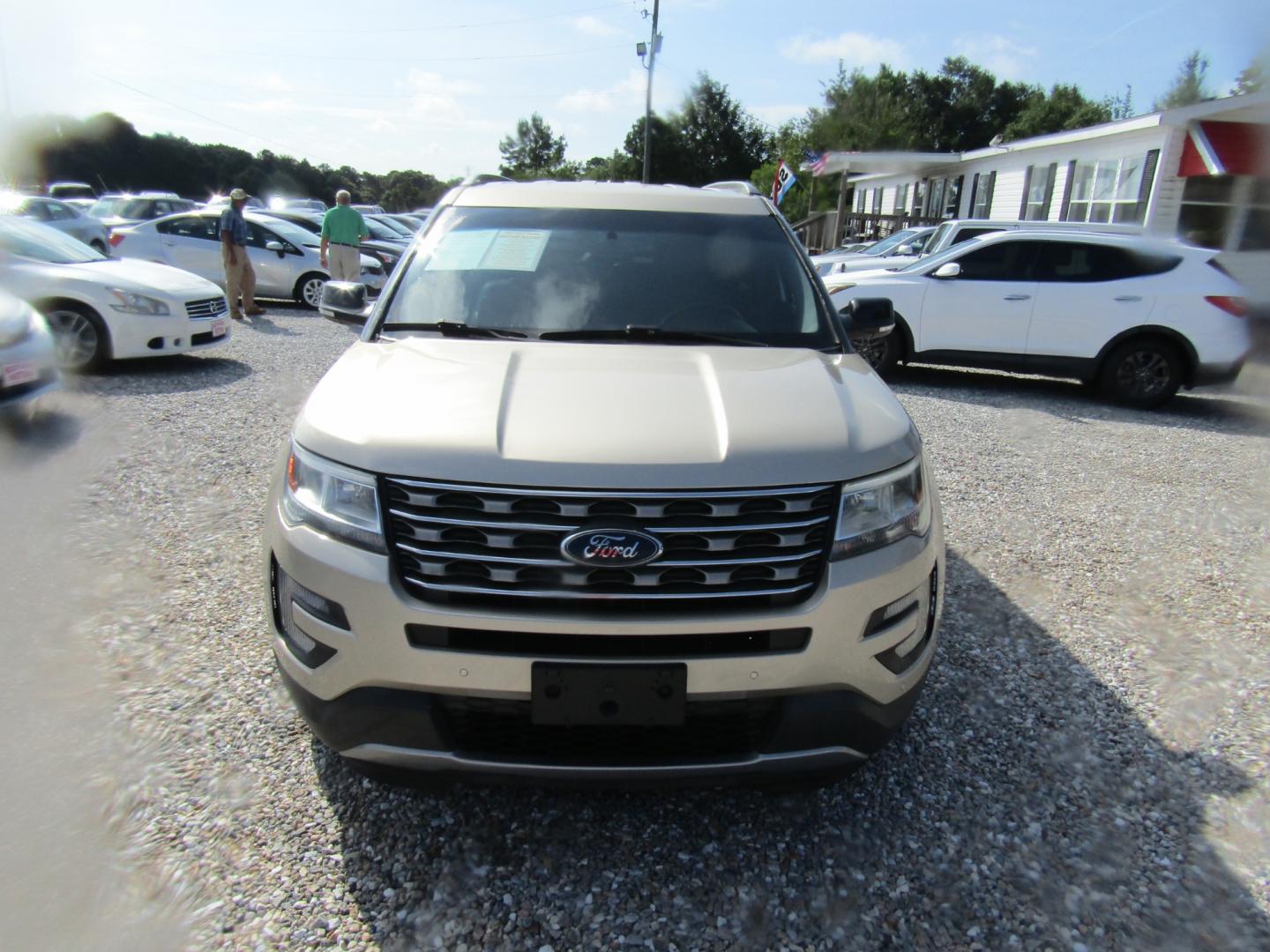 2017 CREAM Ford Explorer XLT FWD (1FM5K7D8XHG) with an 3.5L V6 DOHC 24V engine, 6A transmission, located at 15016 S Hwy 231, Midland City, AL, 36350, (334) 983-3001, 31.306210, -85.495277 - Photo#1