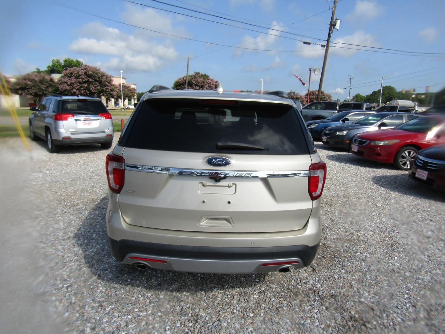 2017 CREAM Ford Explorer XLT FWD (1FM5K7D8XHG) with an 3.5L V6 DOHC 24V engine, 6A transmission, located at 15016 S Hwy 231, Midland City, AL, 36350, (334) 983-3001, 31.306210, -85.495277 - Photo#6