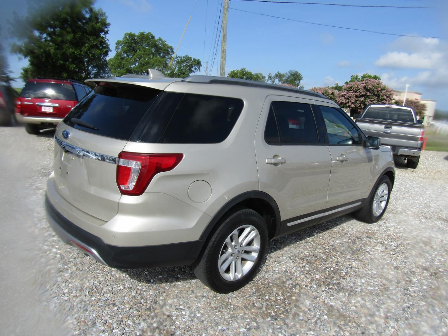 2017 CREAM Ford Explorer XLT FWD (1FM5K7D8XHG) with an 3.5L V6 DOHC 24V engine, 6A transmission, located at 15016 S Hwy 231, Midland City, AL, 36350, (334) 983-3001, 31.306210, -85.495277 - Photo#7