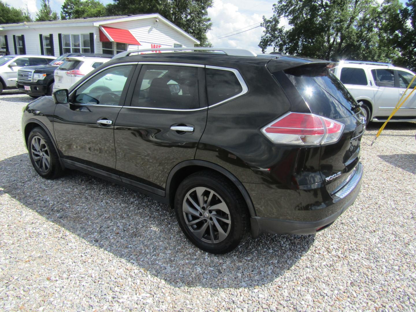 2016 Green /Gray Nissan Rogue S 2WD (5N1AT2MT9GC) with an 2.5L L4 DOHC 16V engine, Automatic transmission, located at 15016 S Hwy 231, Midland City, AL, 36350, (334) 983-3001, 31.306210, -85.495277 - Photo#5