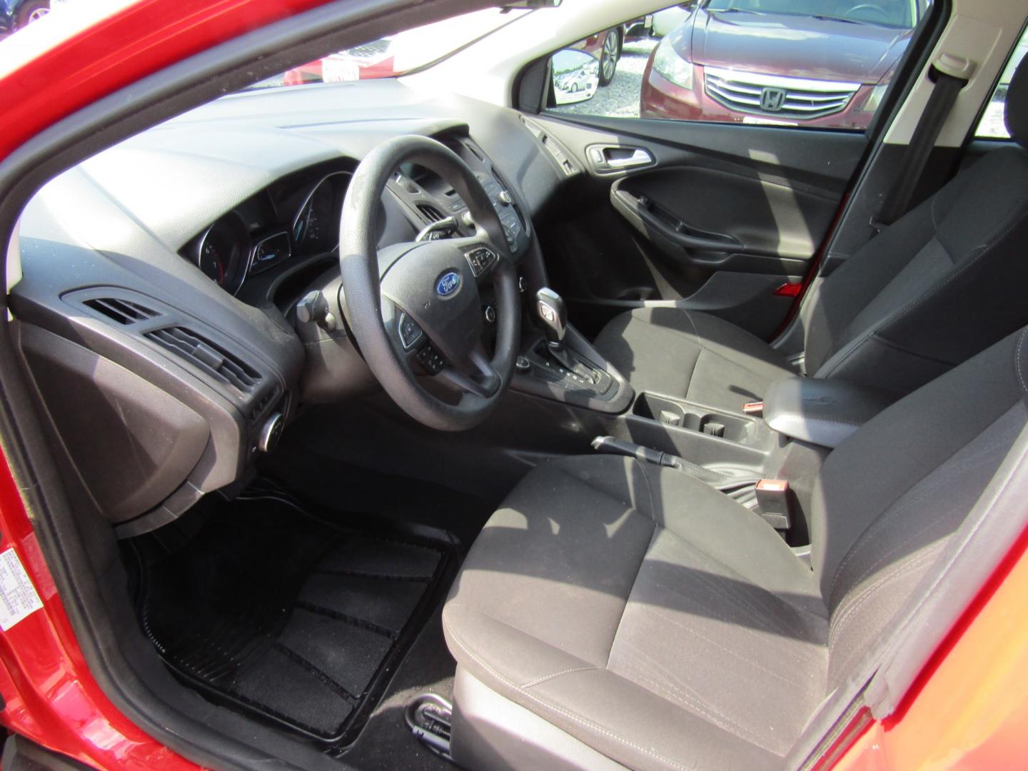 2015 Red /Gray Ford Focus SE Hatch (1FADP3K29FL) with an 2.0L L4 DOHC 16V engine, Automatic transmission, located at 15016 S Hwy 231, Midland City, AL, 36350, (334) 983-3001, 31.306210, -85.495277 - Photo#3