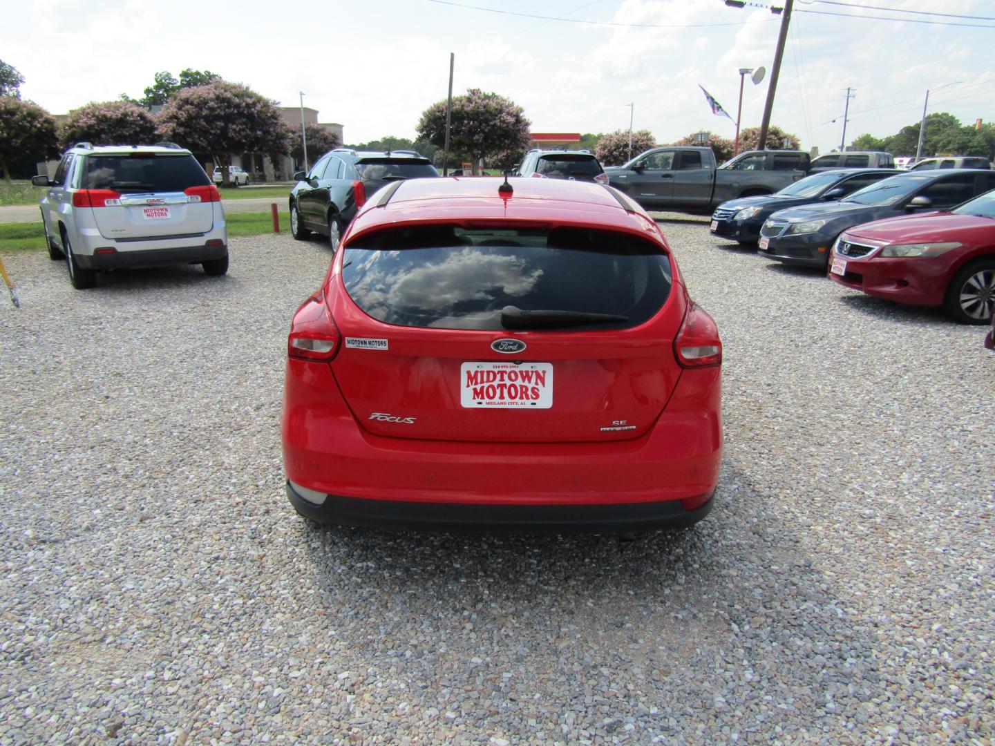 2015 Red /Gray Ford Focus SE Hatch (1FADP3K29FL) with an 2.0L L4 DOHC 16V engine, Automatic transmission, located at 15016 S Hwy 231, Midland City, AL, 36350, (334) 983-3001, 31.306210, -85.495277 - Photo#6