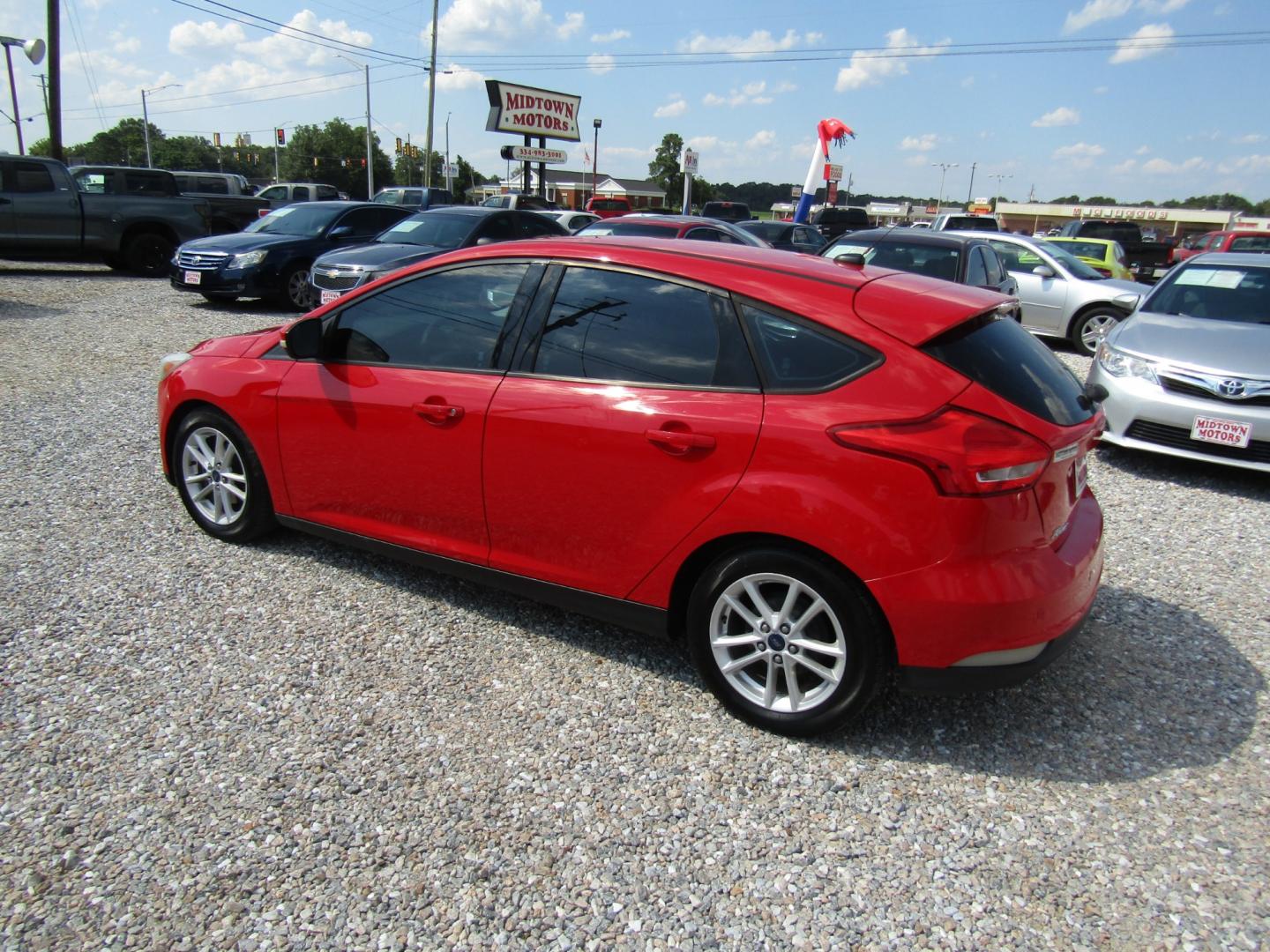 2015 Red /Gray Ford Focus SE Hatch (1FADP3K29FL) with an 2.0L L4 DOHC 16V engine, Automatic transmission, located at 15016 S Hwy 231, Midland City, AL, 36350, (334) 983-3001, 31.306210, -85.495277 - Photo#5