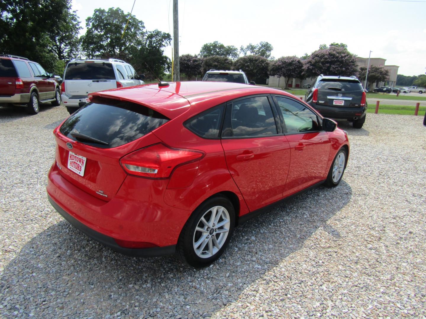 2015 Red /Gray Ford Focus SE Hatch (1FADP3K29FL) with an 2.0L L4 DOHC 16V engine, Automatic transmission, located at 15016 S Hwy 231, Midland City, AL, 36350, (334) 983-3001, 31.306210, -85.495277 - Photo#7